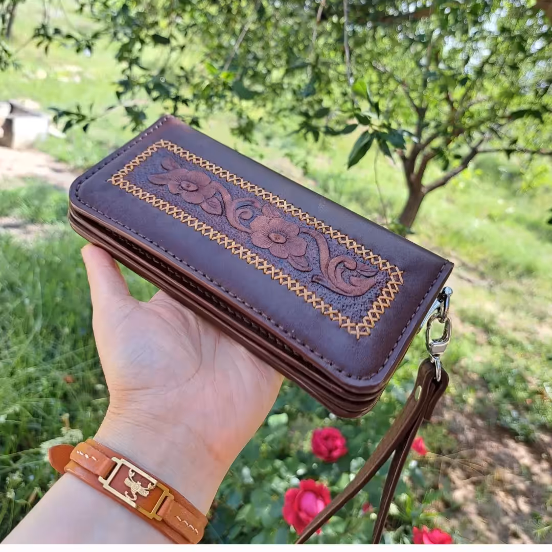 کیف پول زنانه کاملأ دستدوز ودست ساز  چرم طبیعی گاوی قلم زنی شده ابعاد 20در 10