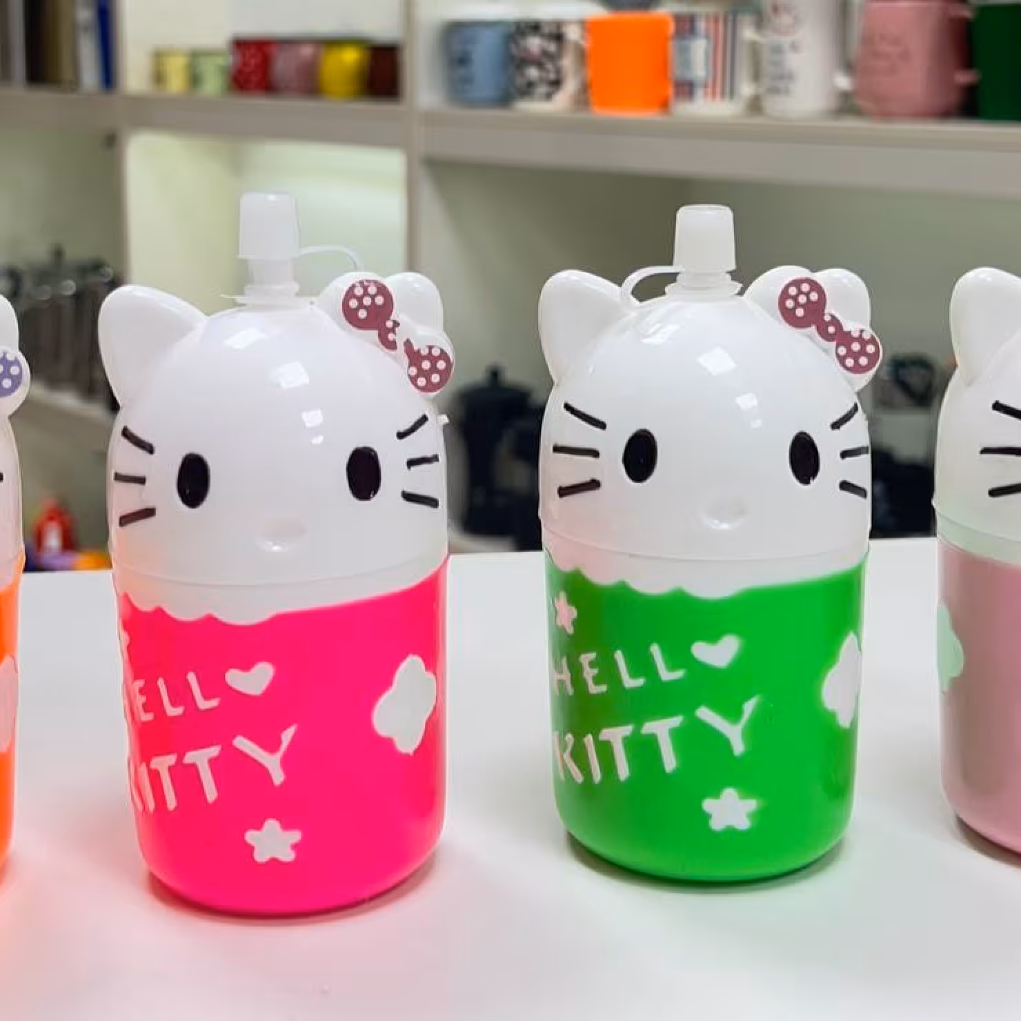 قمقمه کودک مدل هلو کیتی Hello Kitty نی دار 
استفاده راحت و آسان 
امکان استفاده برای آب و آب میوه و همه نوع نوشیدنی
قابل 