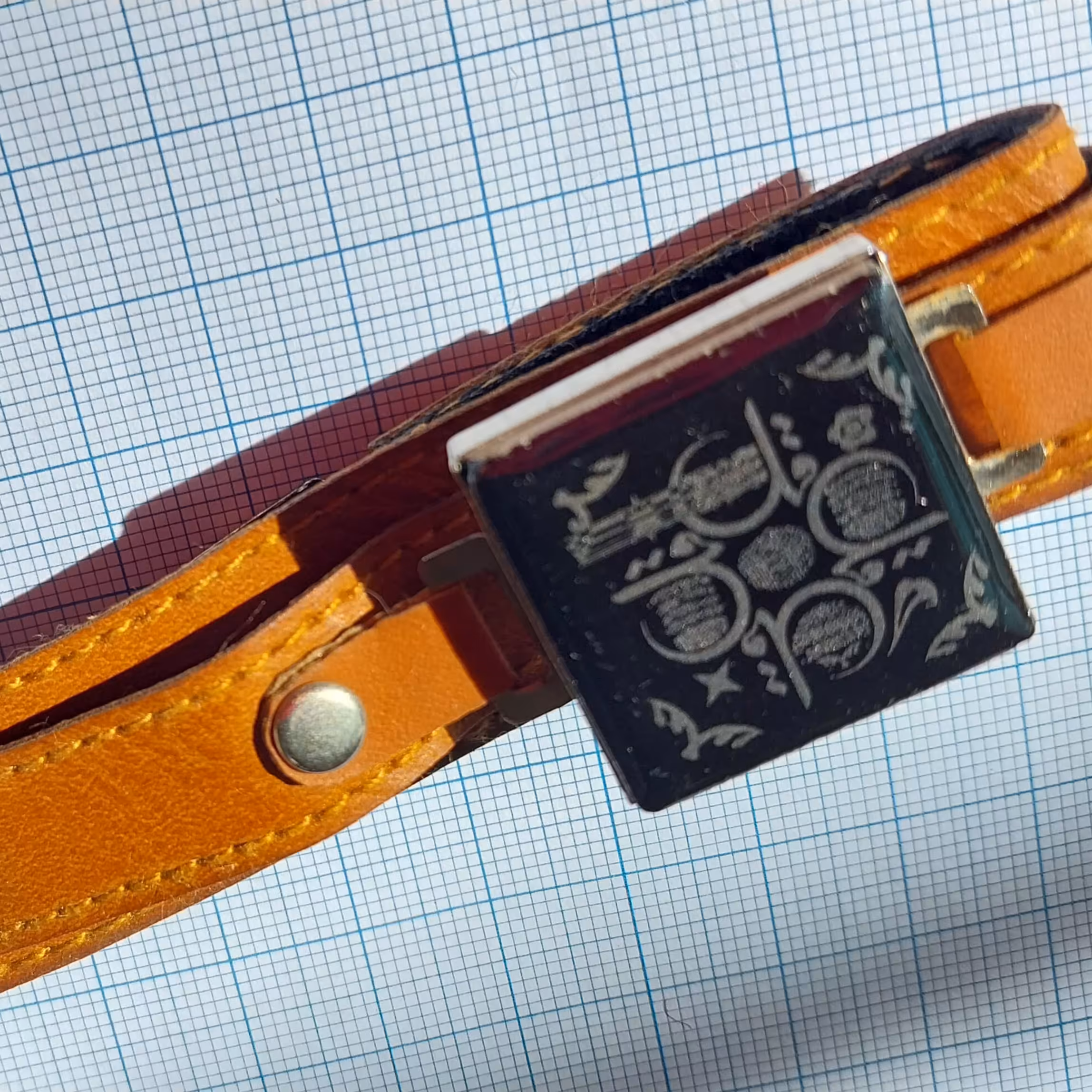 دستبند چرم  بسیار زیبا 