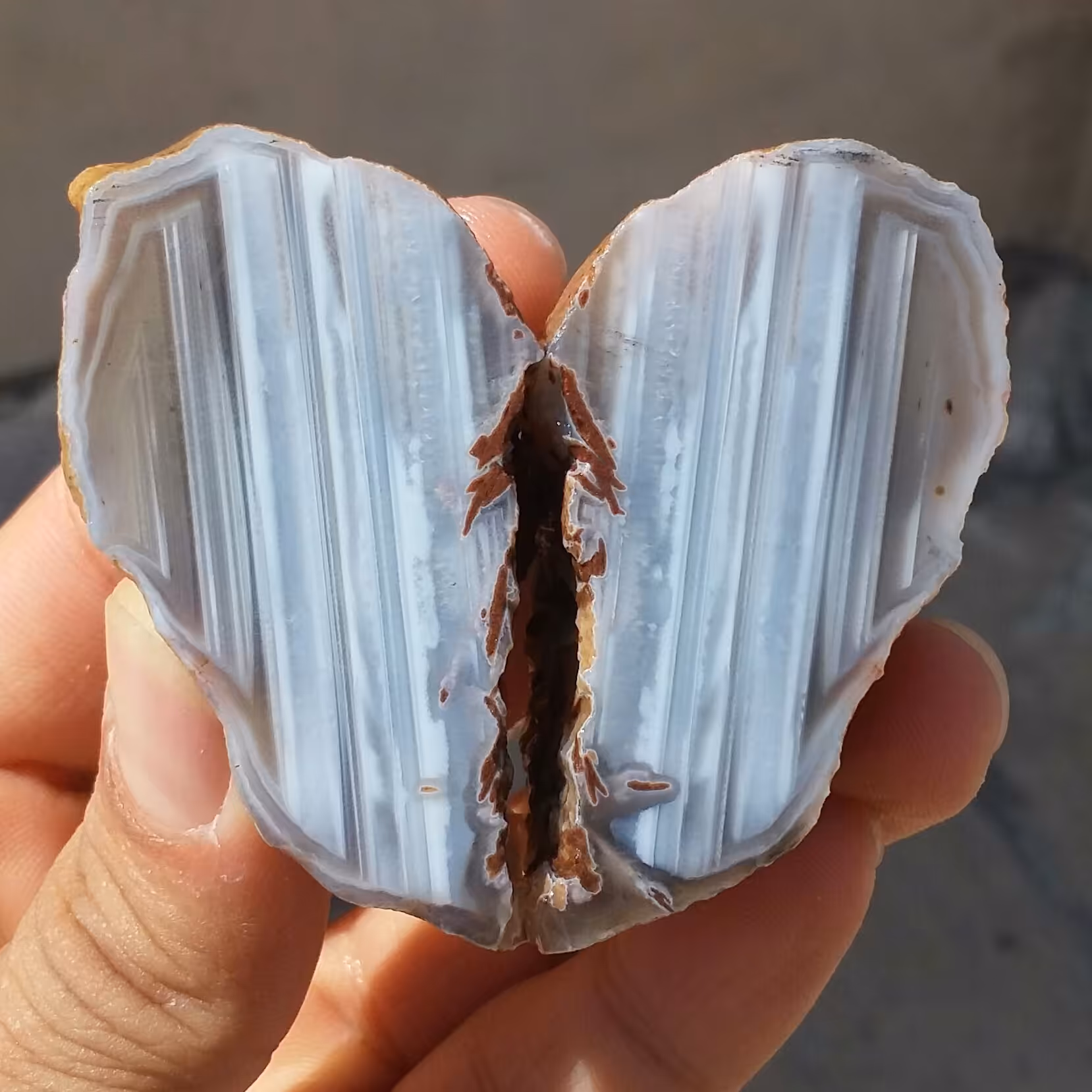 جفت اسلایس سنگ راف عقیق سلیمانی سه بعدی خطی منظم صد در صد طبیعی با قابلیت ساخت چند اسلایس و نگین
 کد 11489