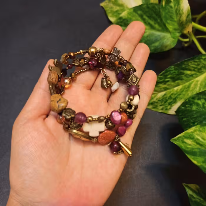 دستبند فنری ساخته شده با انواع سنگهای دلربا و حدید و صدف و چشم ببر ...سه دور دور دست پیچیده میشود