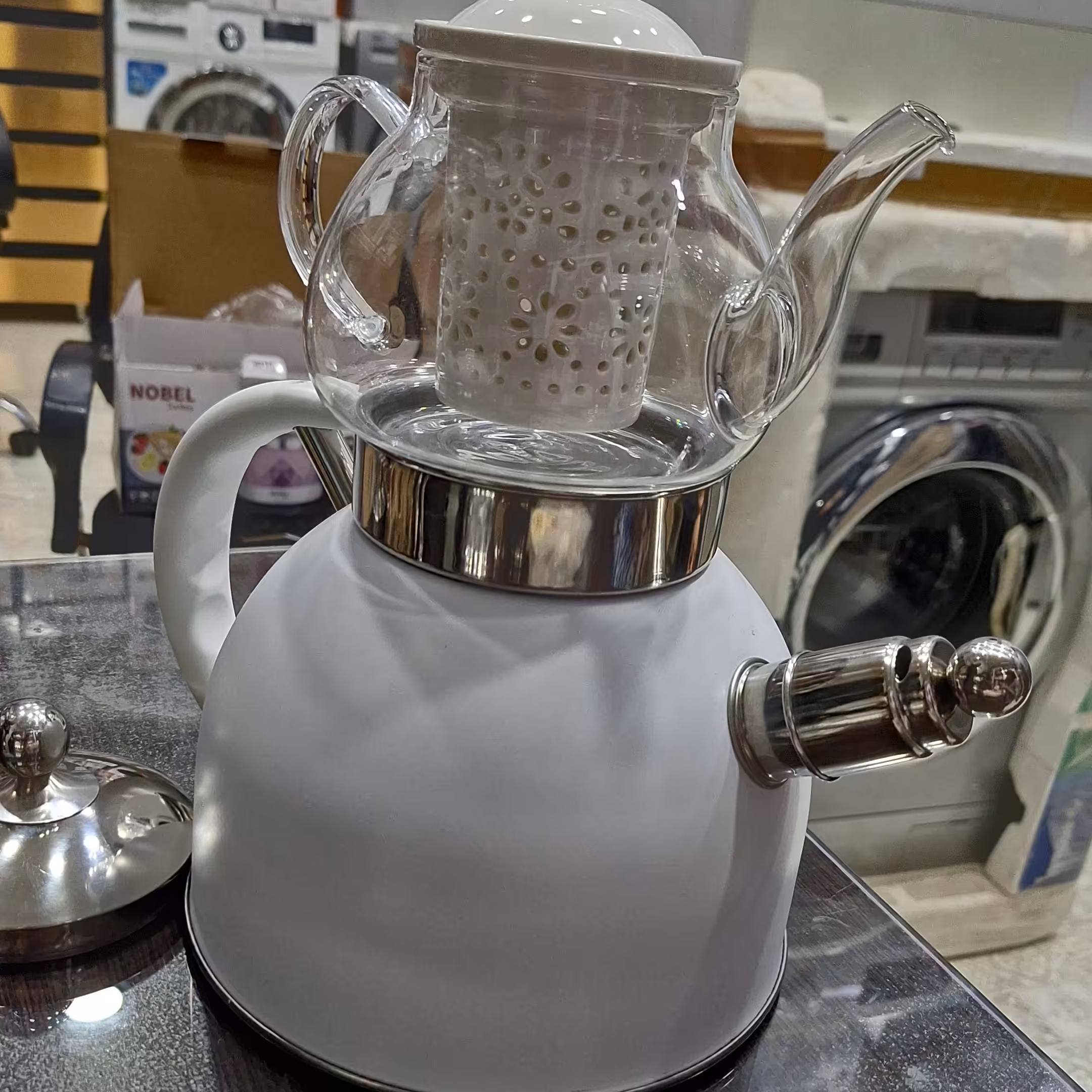 ست کتری و قوری رو گازی وزن حدود1 کیلو رنگ قوری شیشه و کتری استیل رنگ سفید میباشد