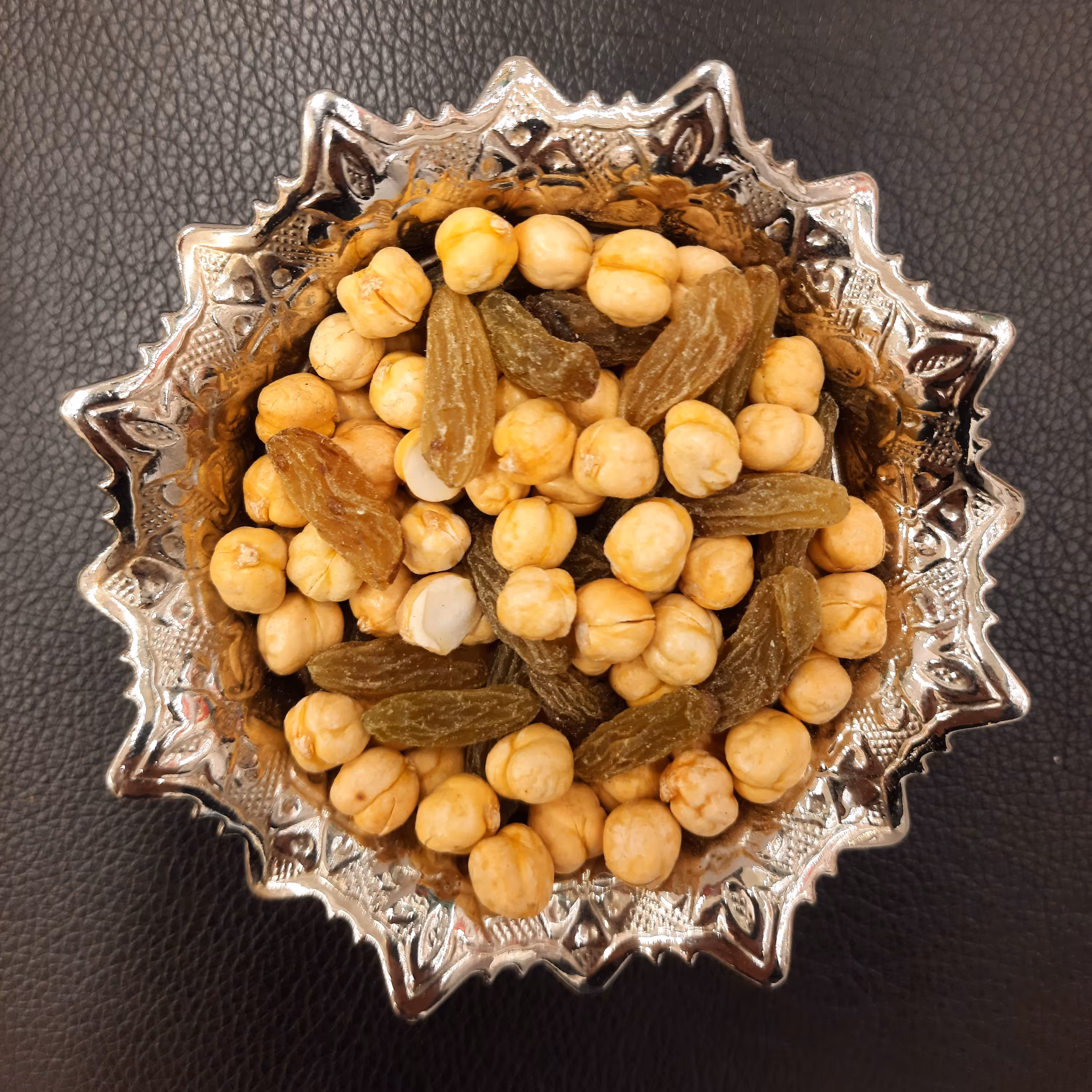 نخود و کشمش