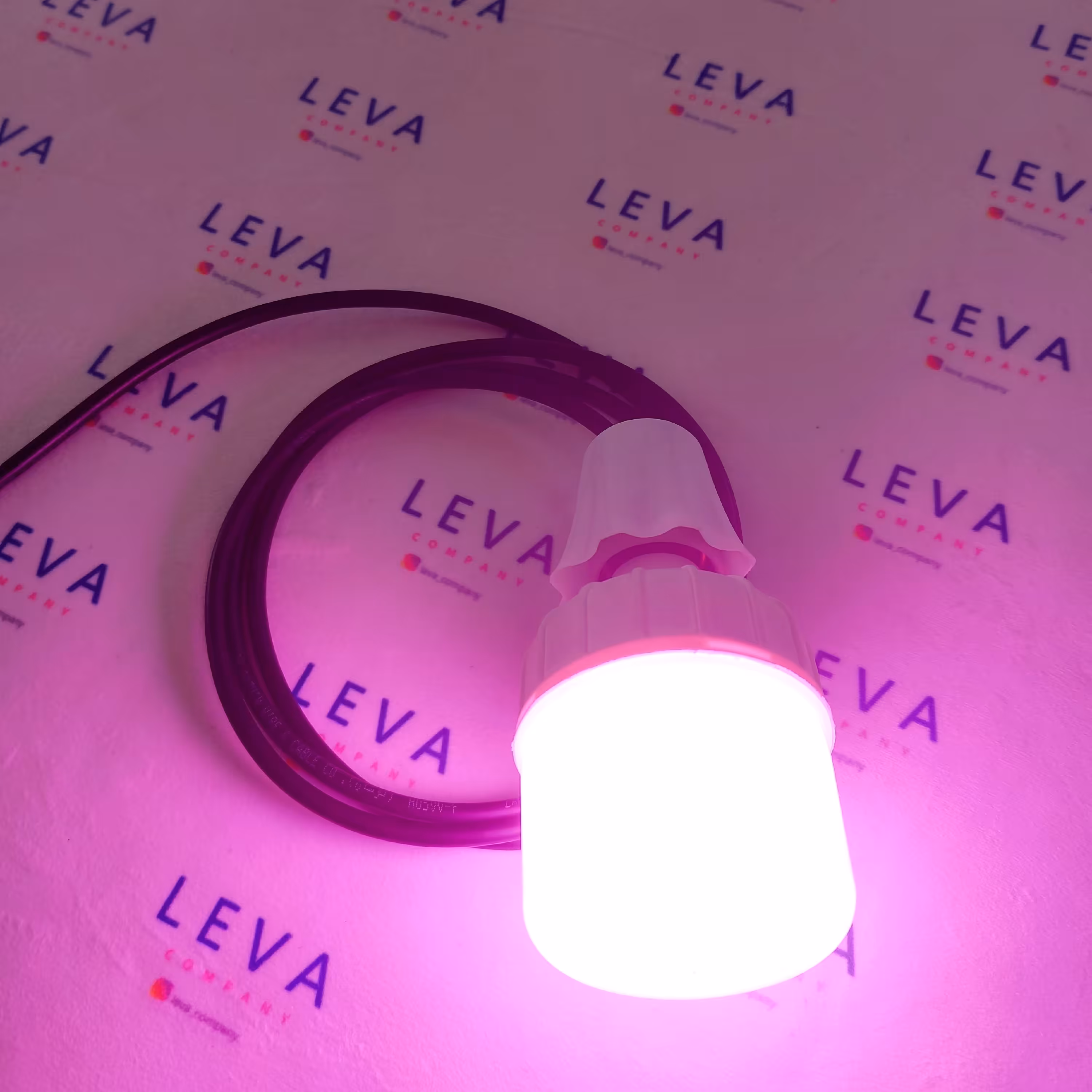 لامپ رشد گیاه 9 وات به همراه سرپیچ،دوشاخه و 2 متر کابل مدل G201 لوا