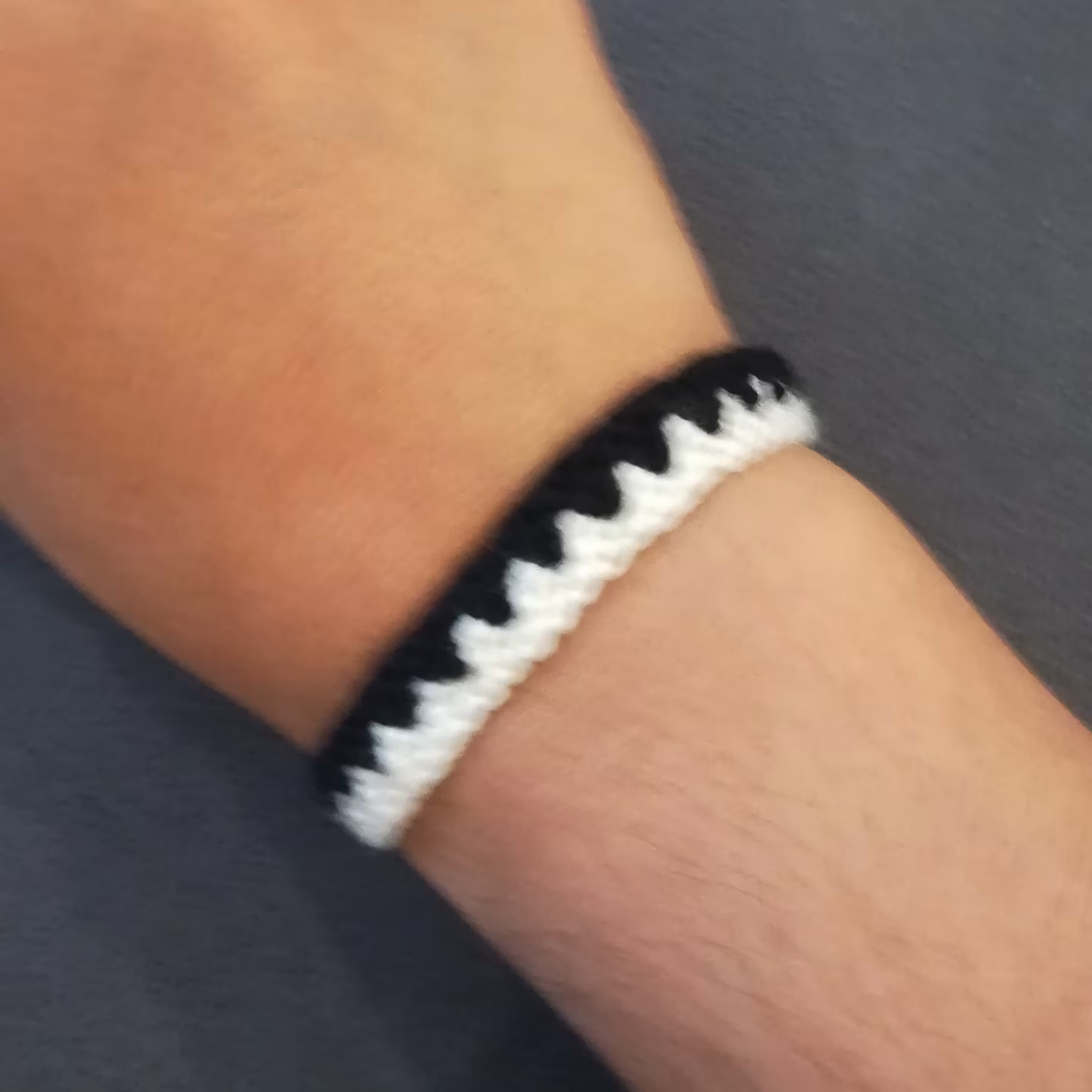 دستبند دوستی بافتنی طرح زیکزاگی سیاه سفید