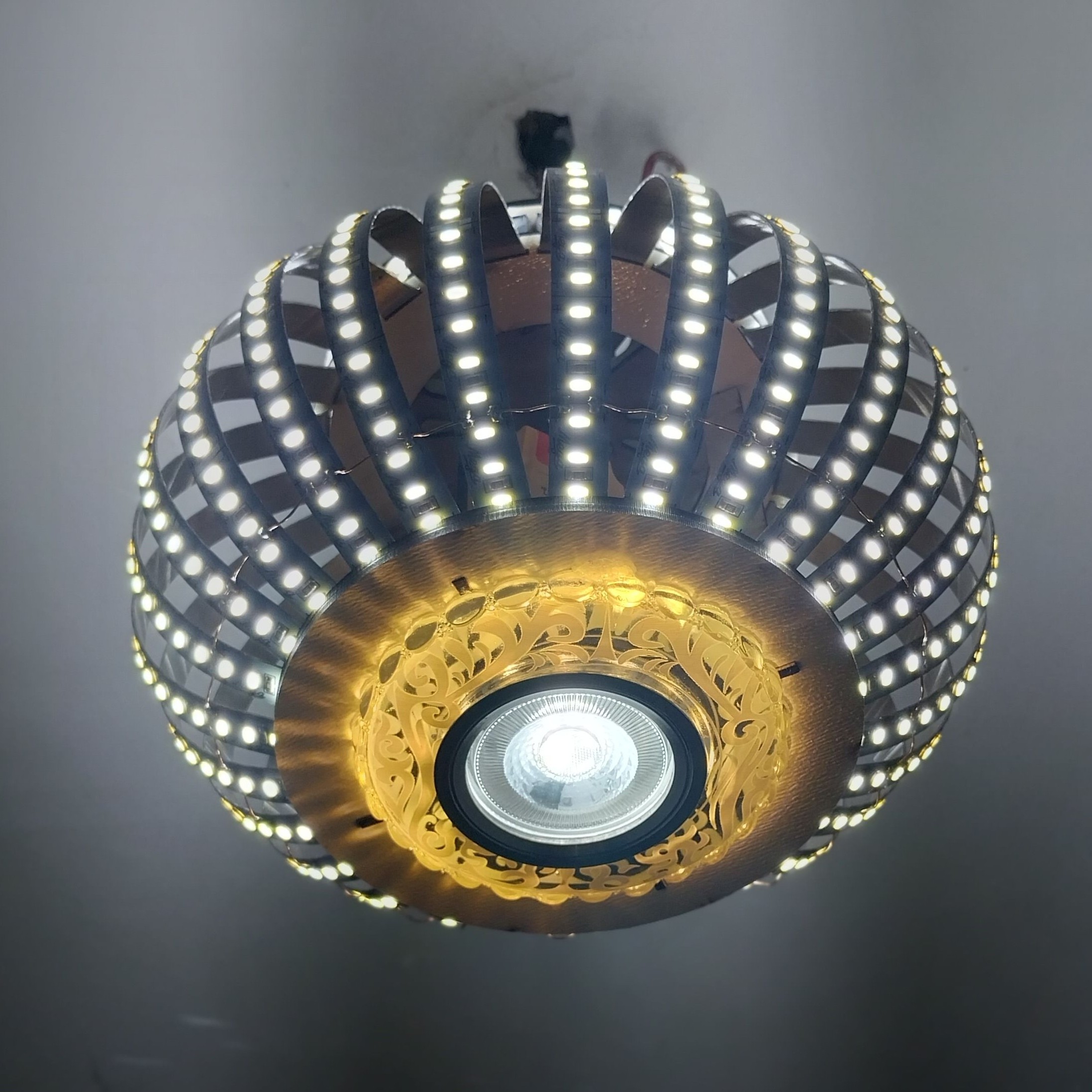 لامپ سفید با هالوژن دو رنگ در کف