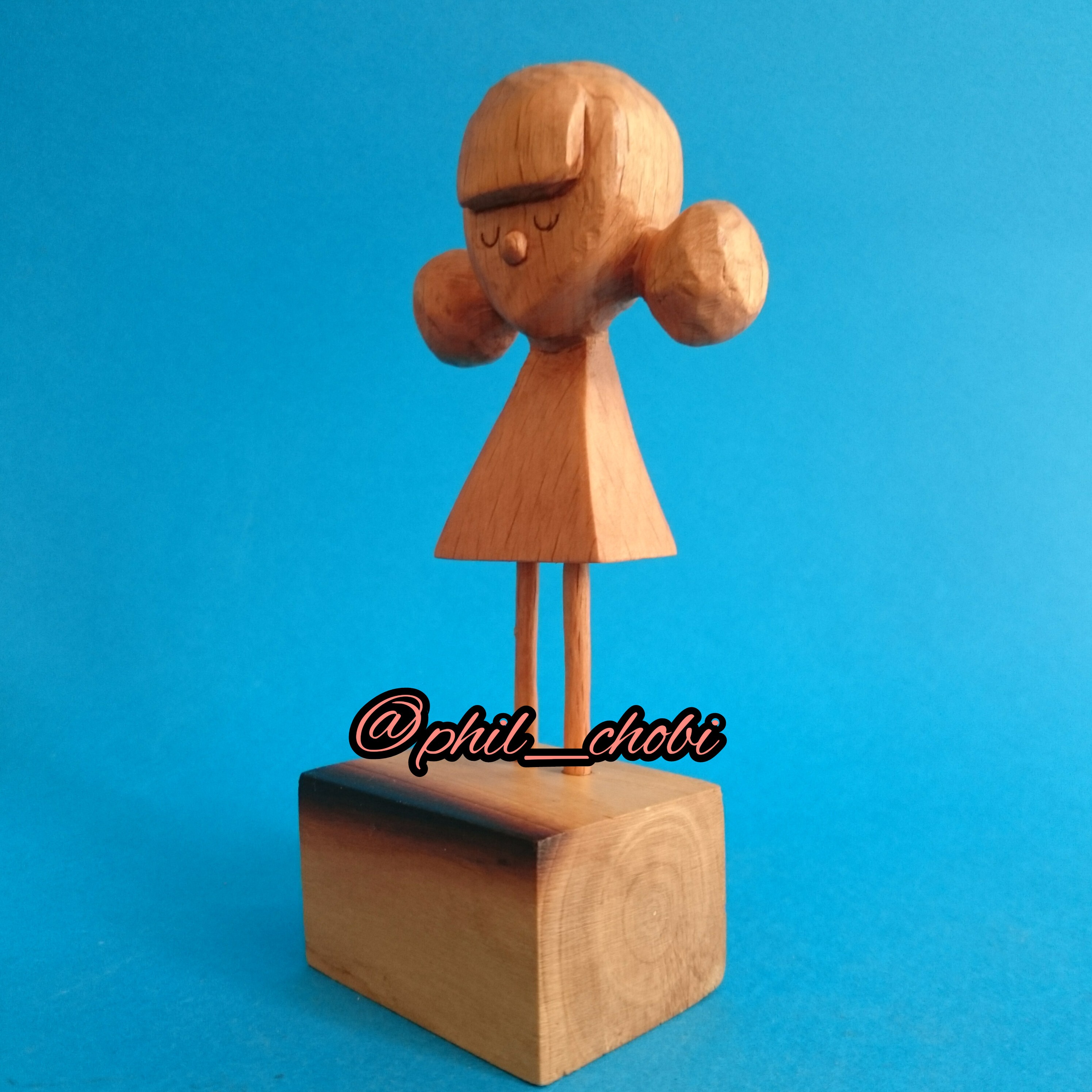 مجسمه چوبی طرح دختر 
