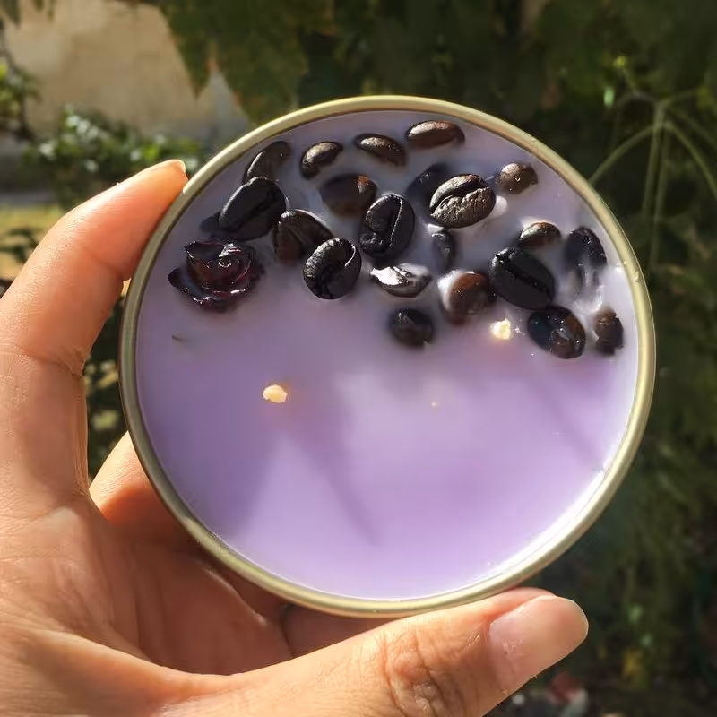 شمع در قوطی درب دار قطر 9 سانت تزیین شده با دانه قهوه