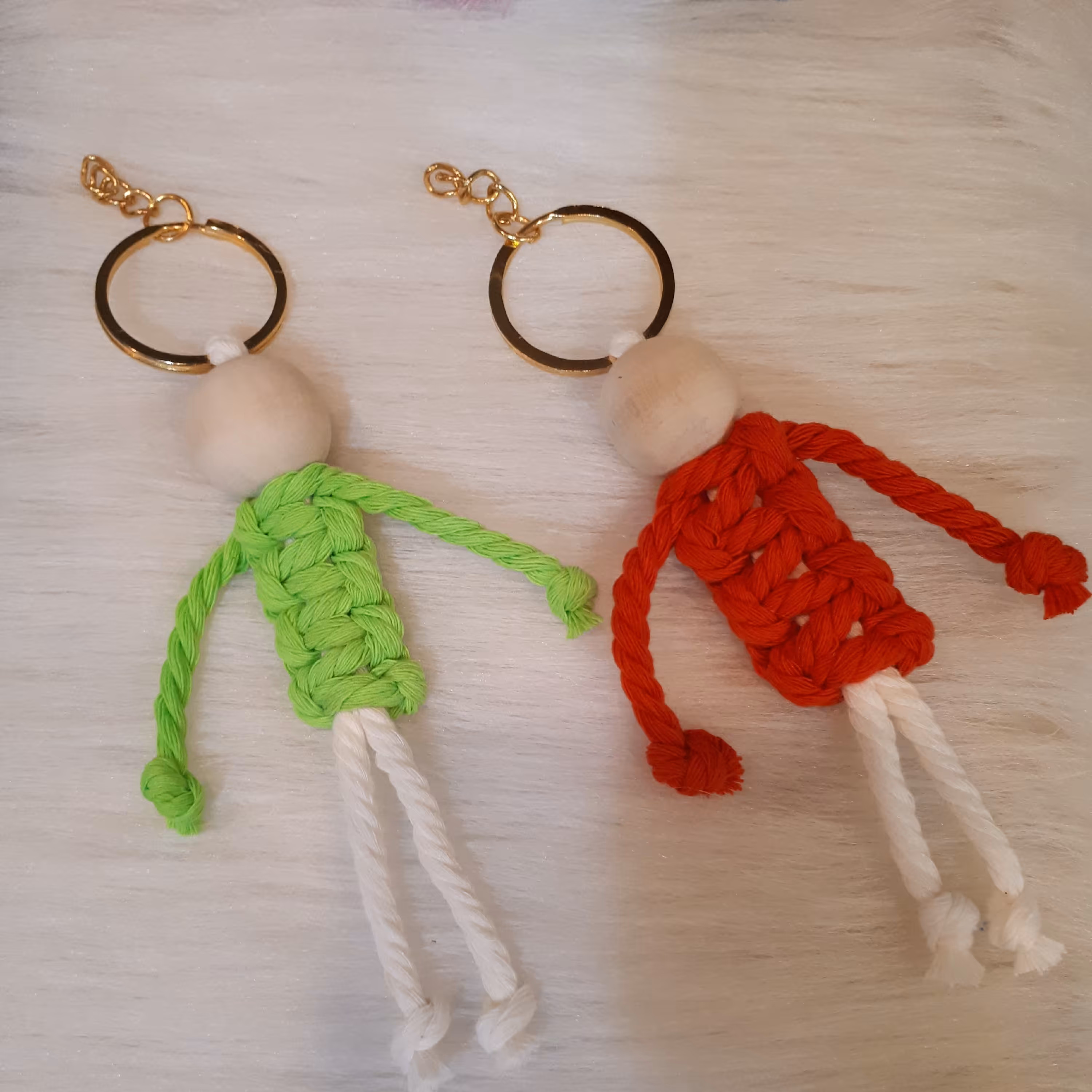 جاکلیدی آویز کیف طرح آدمک مکرومه بافی قرمز و سبز سبک و زیبا 