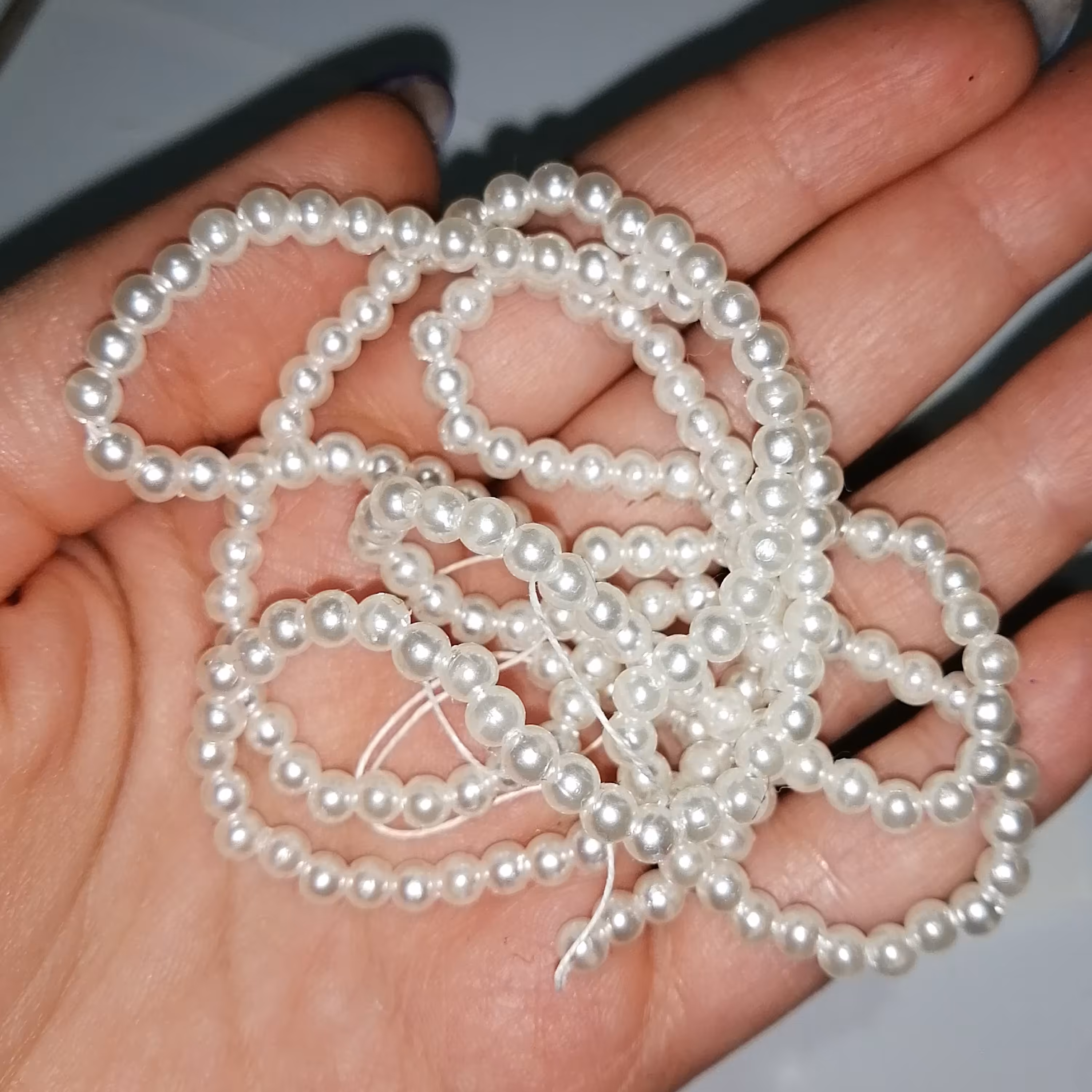 ریسه مروارید کوچک سفید پلاستیک حدودا 200 عددی 