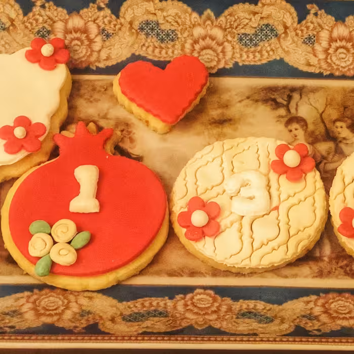 کوکی کره‌ای عیدانه و یلدایی با تزیین فوندانت وبهترین کیفیت مواد اولیه و بدون هیچ مواد افزودنی مضر  