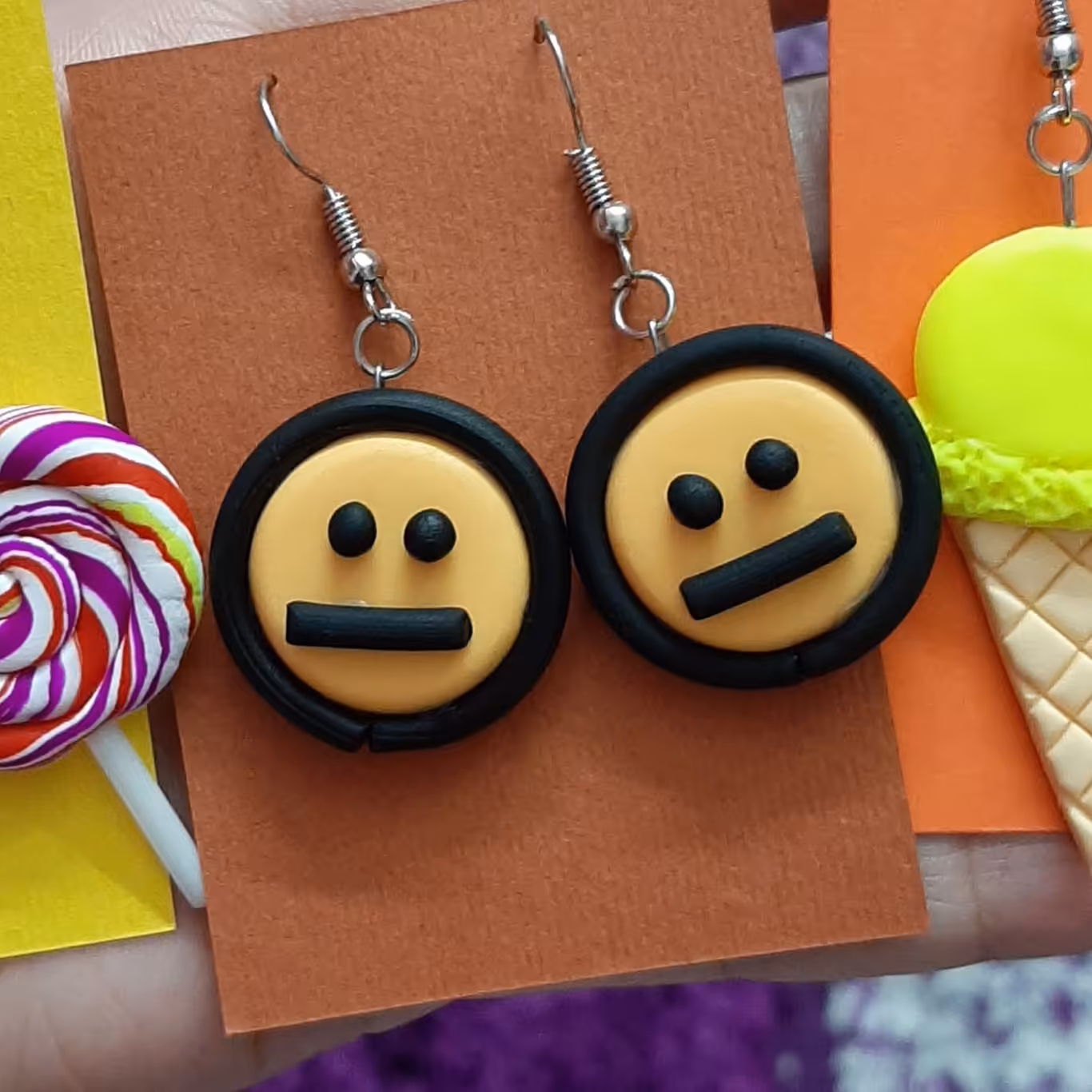 گوشواره زنانه و دخترانه دستساز پلیمری با طرح  آدمک مناسب هدیه  طرح پوکرفیس (سفارشی)