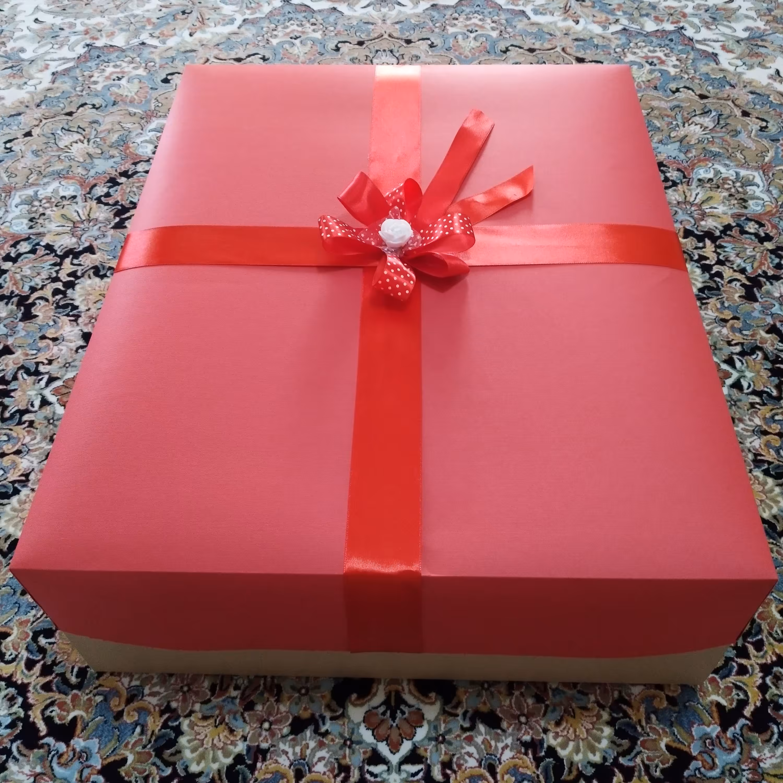 جعبه نسبتا بزرگ کادو