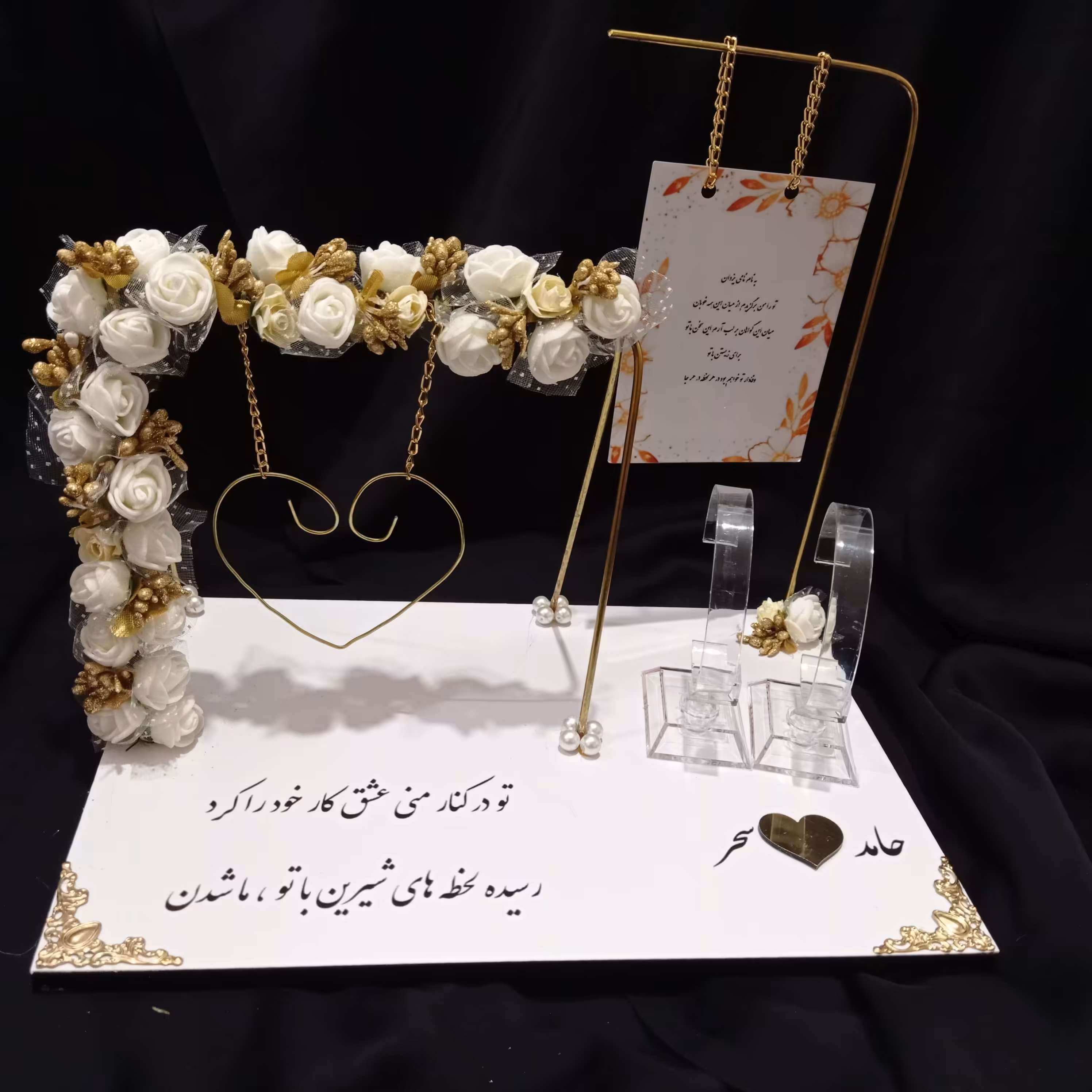 جا حلقه ای عروس و داماد همراه با پایه های ساعت مچی رنگ گلها و متن ها قابل تغییر به سلیقه شماست
