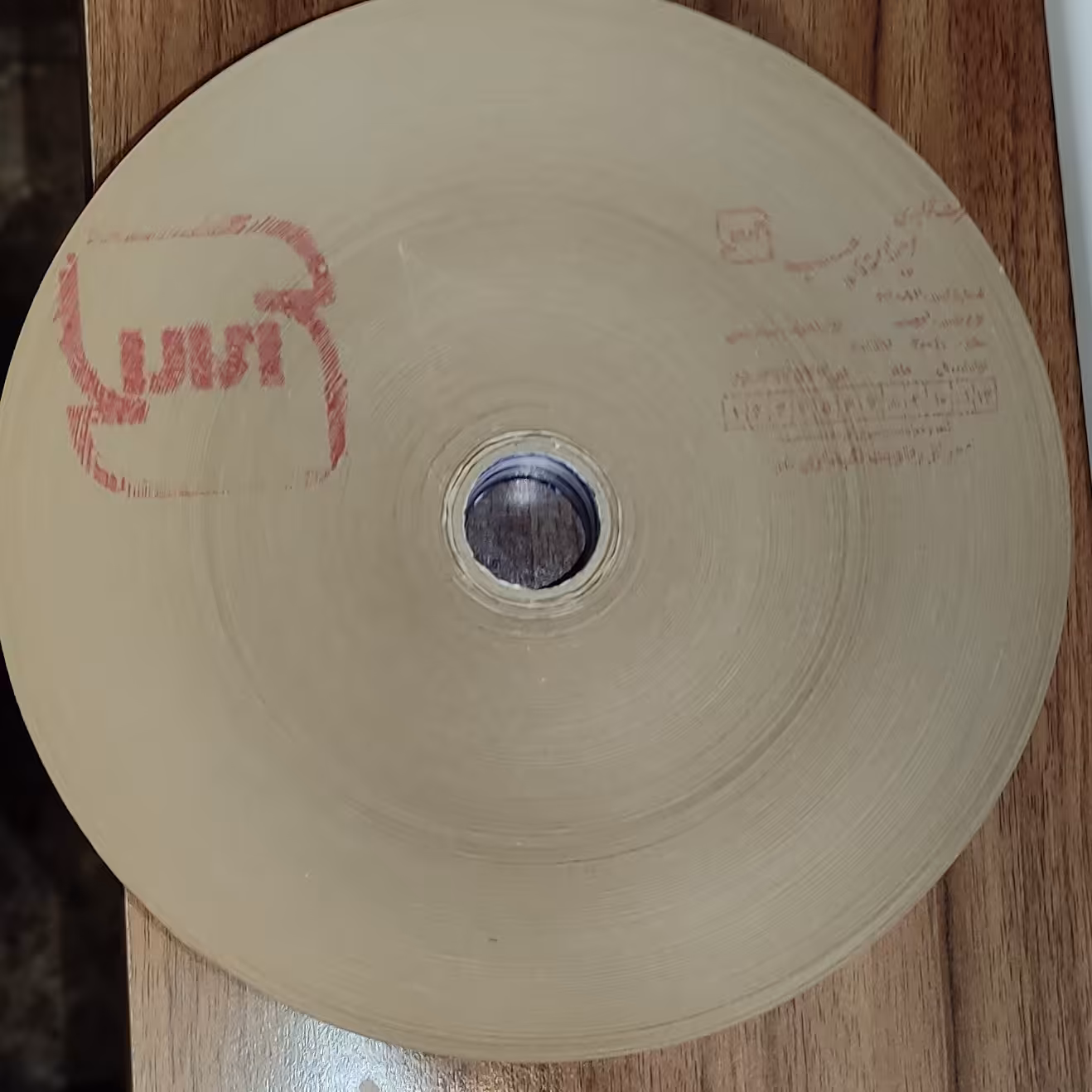 نوار چسب کاغذی  عرض 6 سانت طول 220 متر . آب چسب کاغذی معروف.با علامت استاندارد 