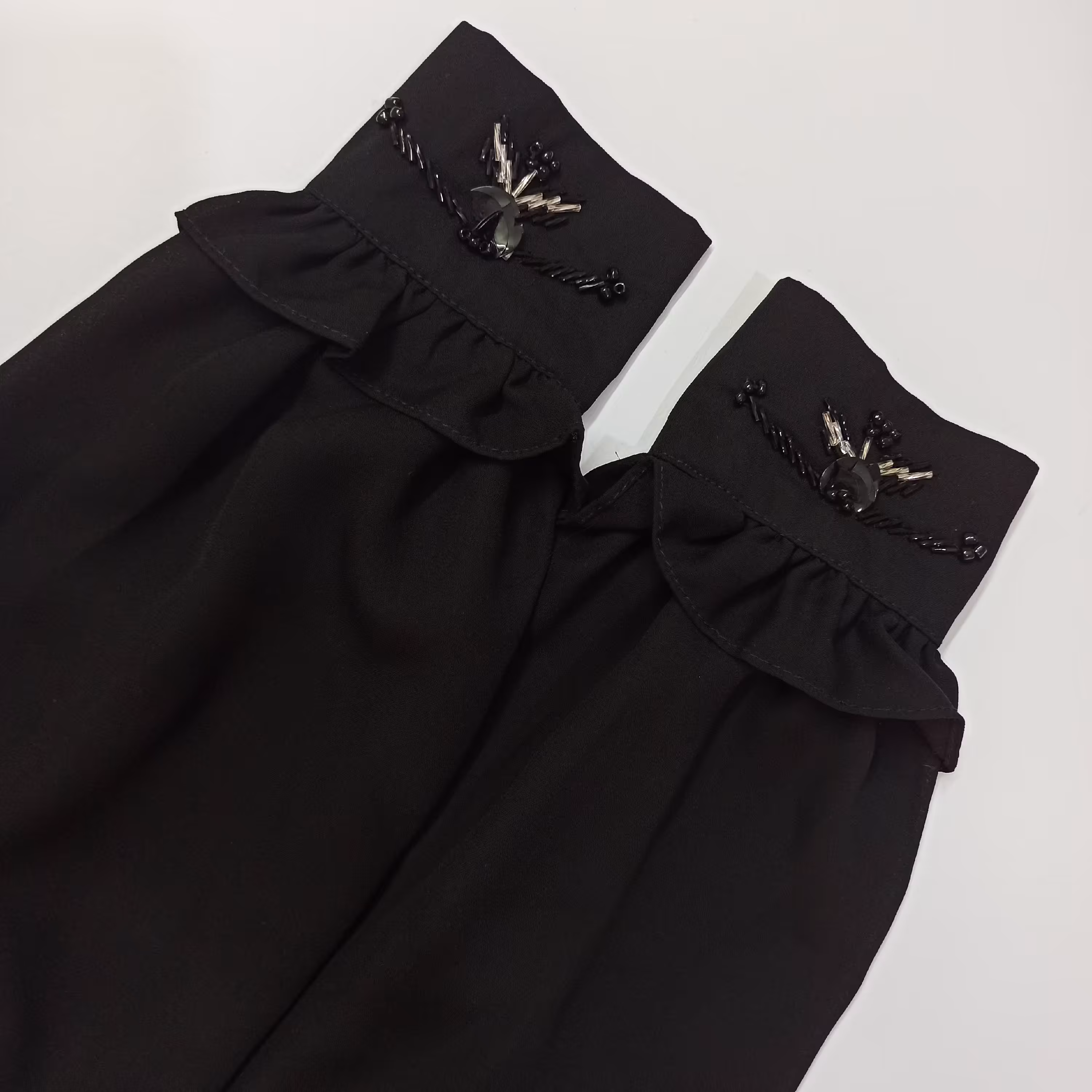 ساق دست شومیزی چین دار کرپ حریر‌ رنگ مشکی جواهر دوزی 