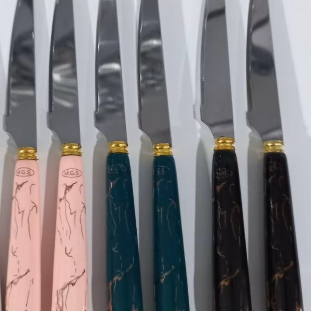 کارد سرامیکی MGS ماربل 12 عددی
تیغه استیل طلایی با دسته سرامیکی
