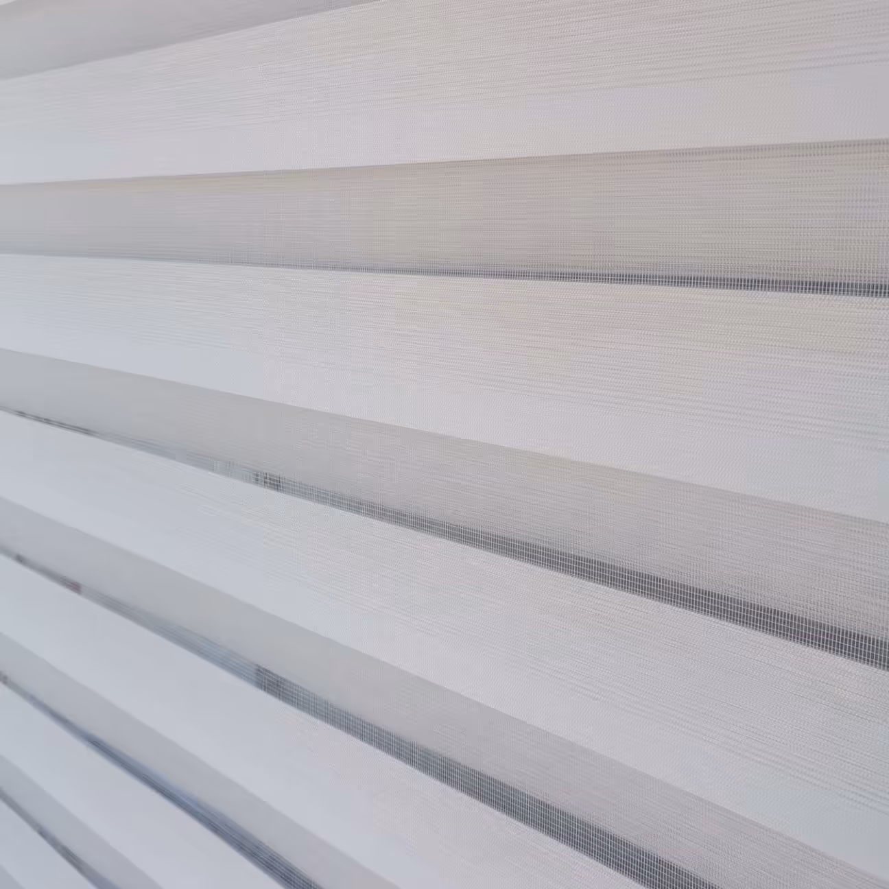 پرده زبرا رنگ سفید  ابعاد 170 ارتفاع 190