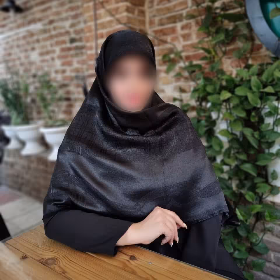 روسری نخ ابریشم ژاکارد دو رو لمه دار 
ریشه پرزی کیفیت بی نظیر و متفاوت
سُر نمیباشد
 قواره140وارداتی درجه1