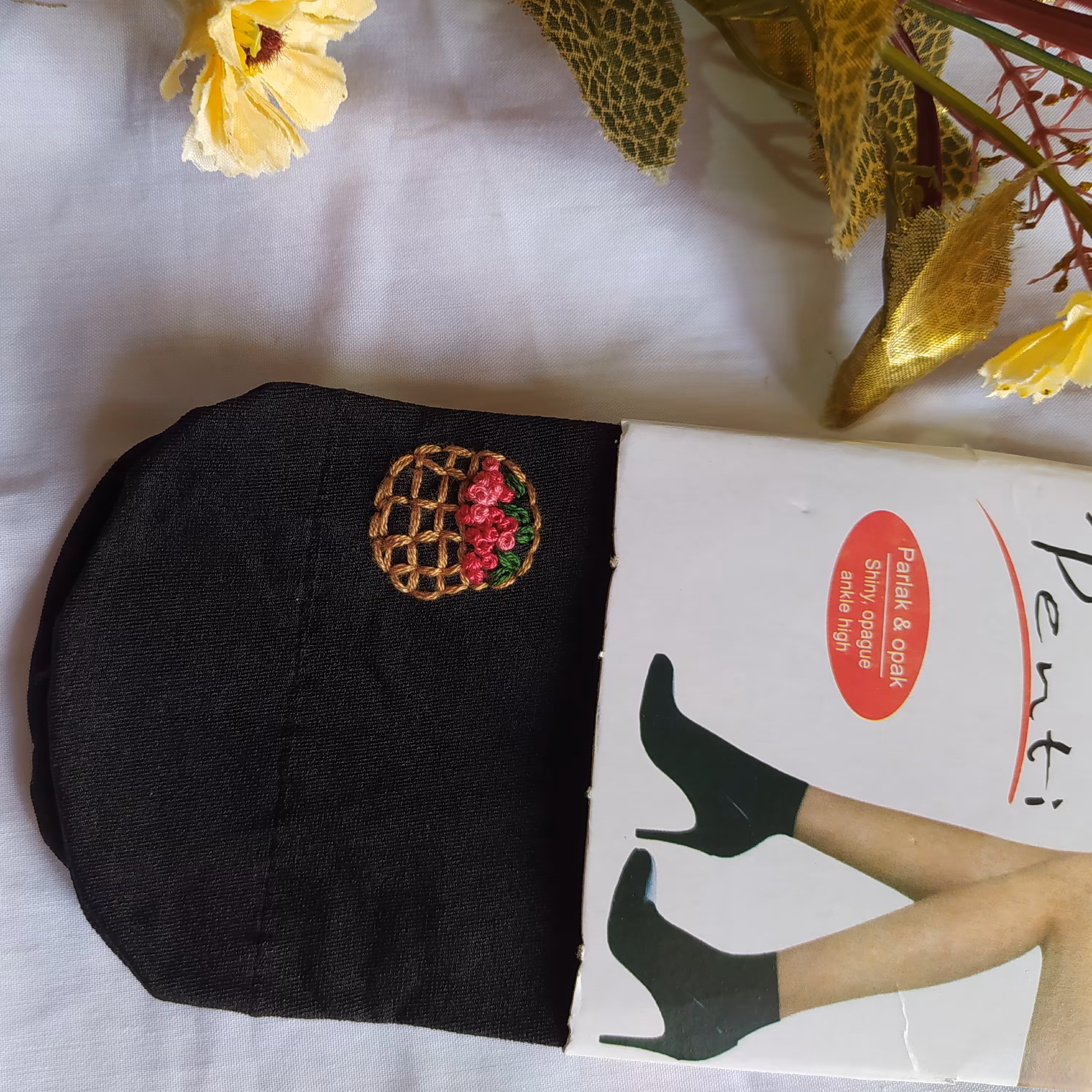 جوراب گلدوزی شده طرح سبد گل