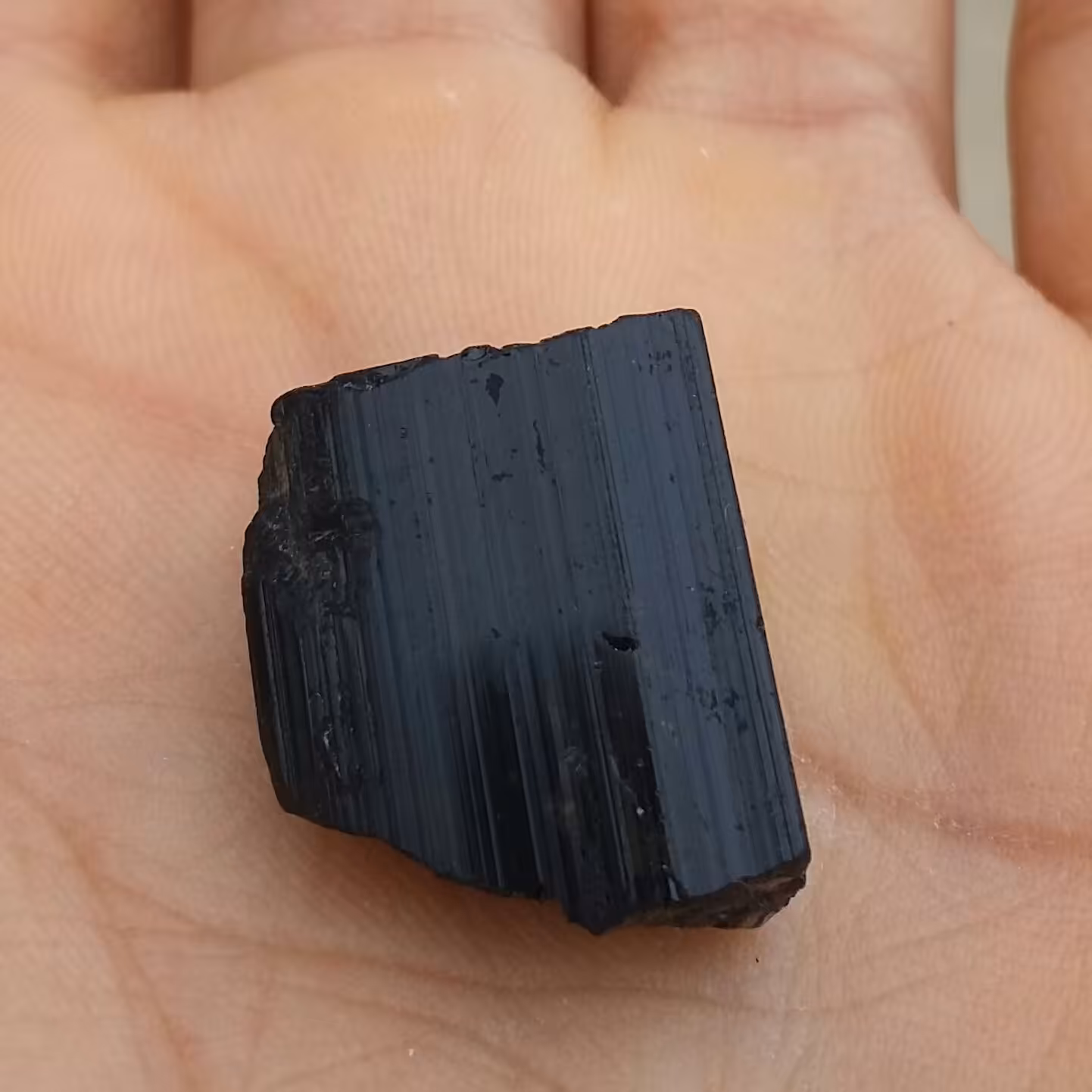 سنگ راف تورمالین شرول وارداتی ارزشمند شاهکار خلقت 100درصد طبیعی
مناسب جهت کلکسیون و ساخت آویز کد 9907