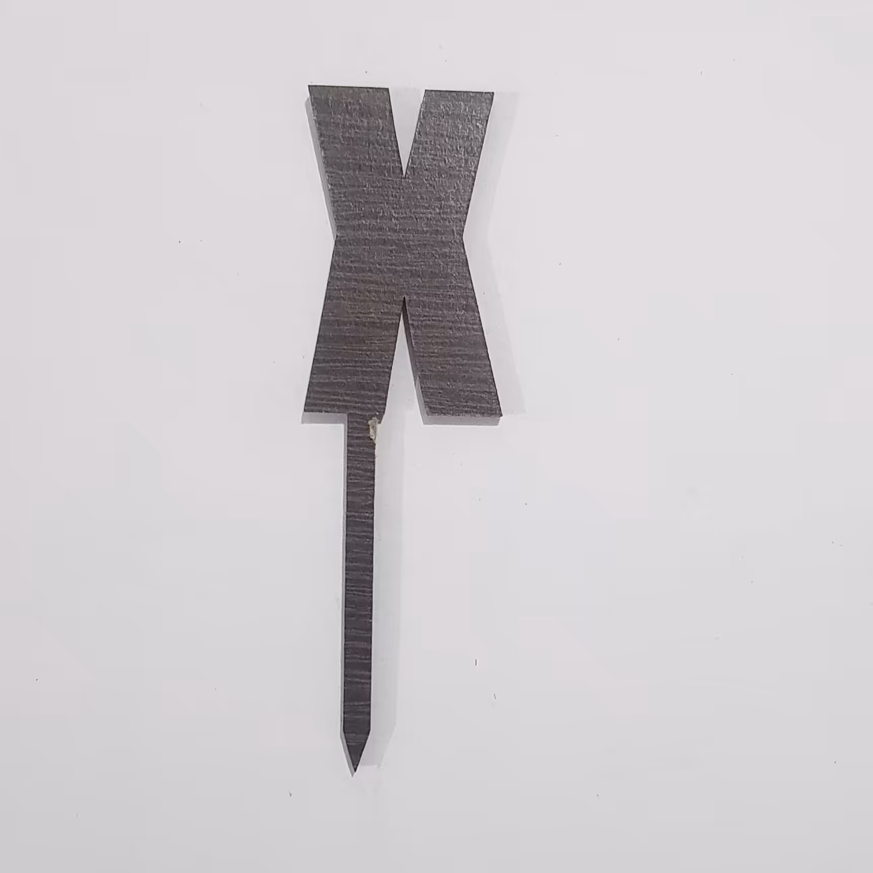 تاپر کیک تولد چوبی، رنگ تیره، طرح حرف X، مدل 001