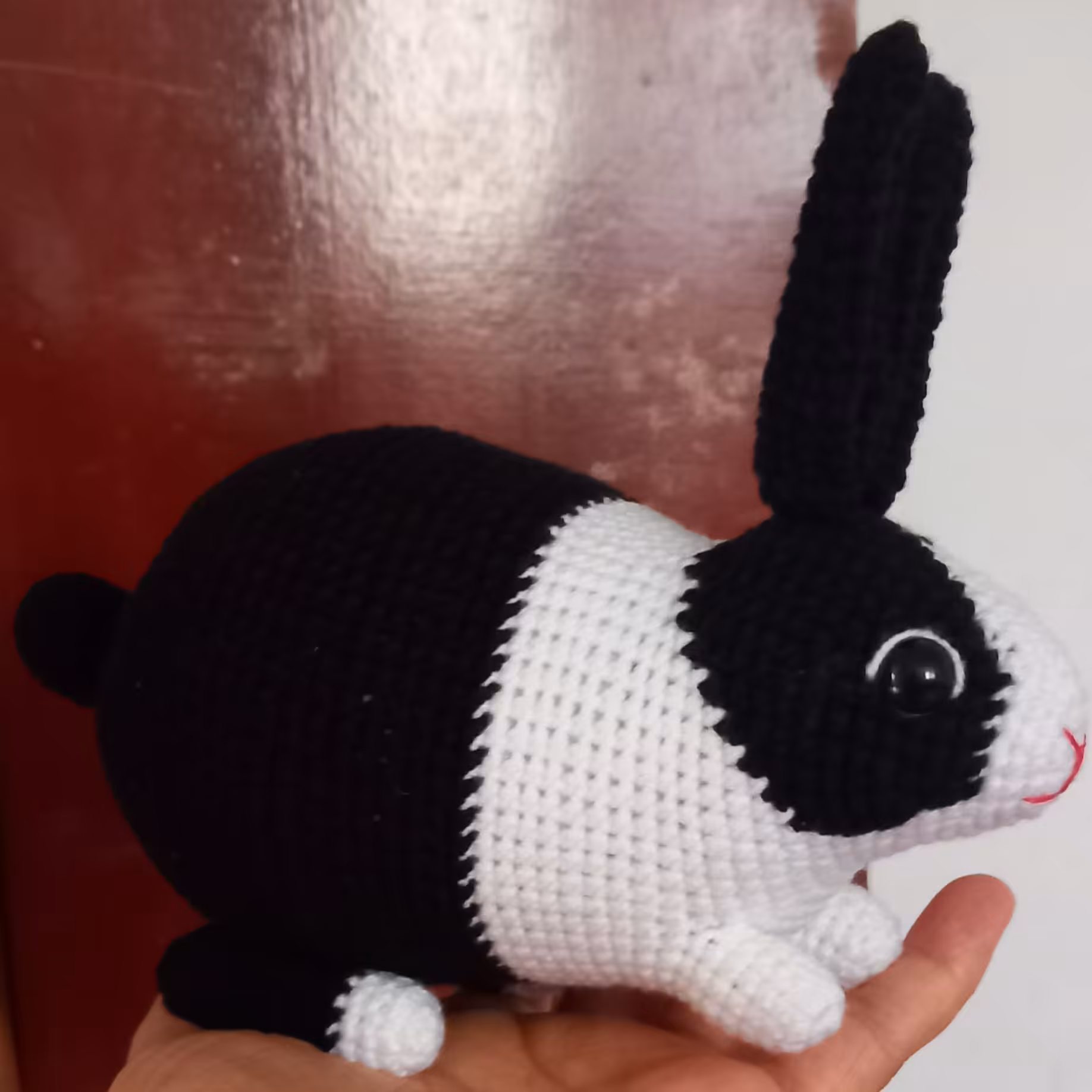 خرگوش خوابیده دورنگ بافته شده با کاموا آکریل تاب در اندازه متوسط