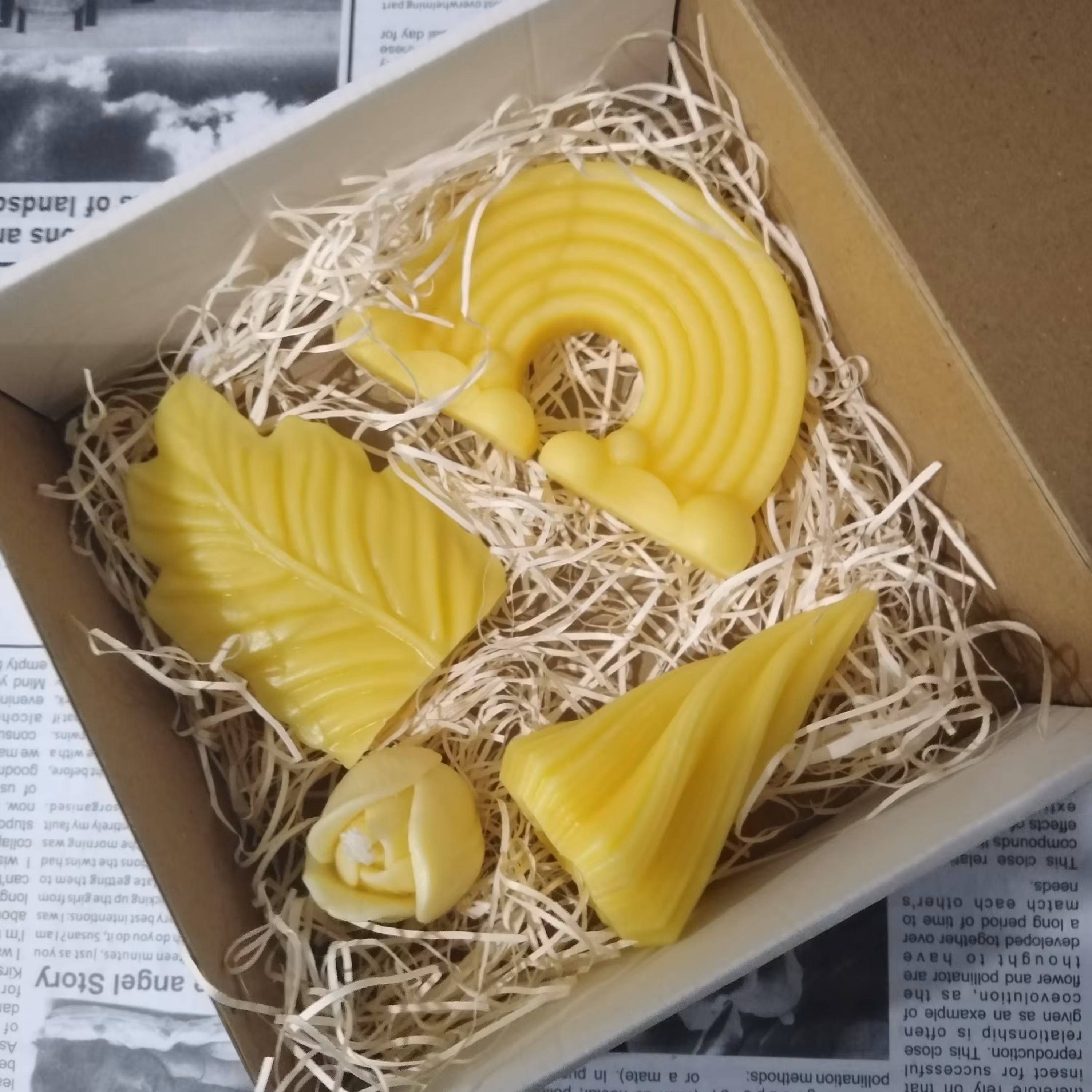 پک هدیه شمع رنگین کمان شمع موج شمع مخروطی شمع کاج شمع پیچی شمع برگ شمع گل رز شمع غنچه فانتزی پک کادویی باکس کادو