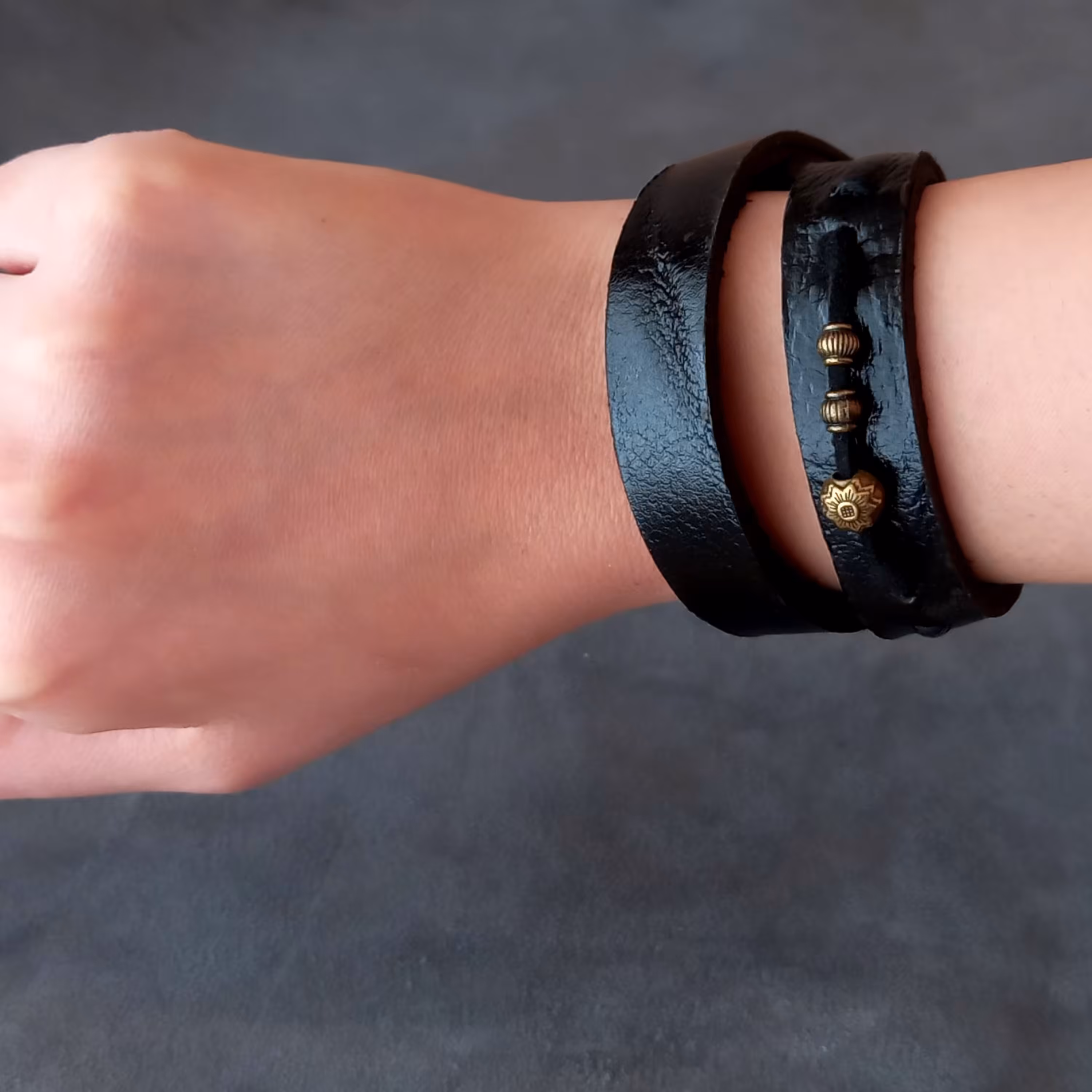 دستبند چرمی دو دور مهره دار مشکی