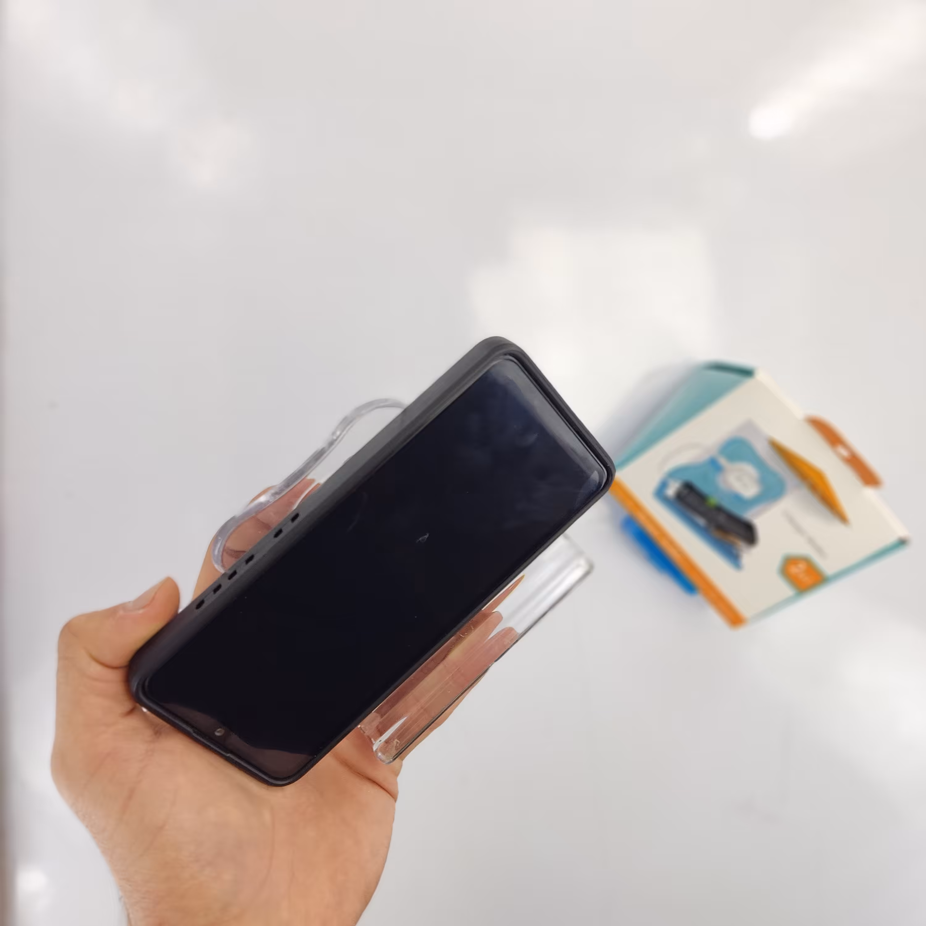 هولدر دو کاره موبایل.(تماشای فیلم ونگدارنده هنگام شارژ موبایل)