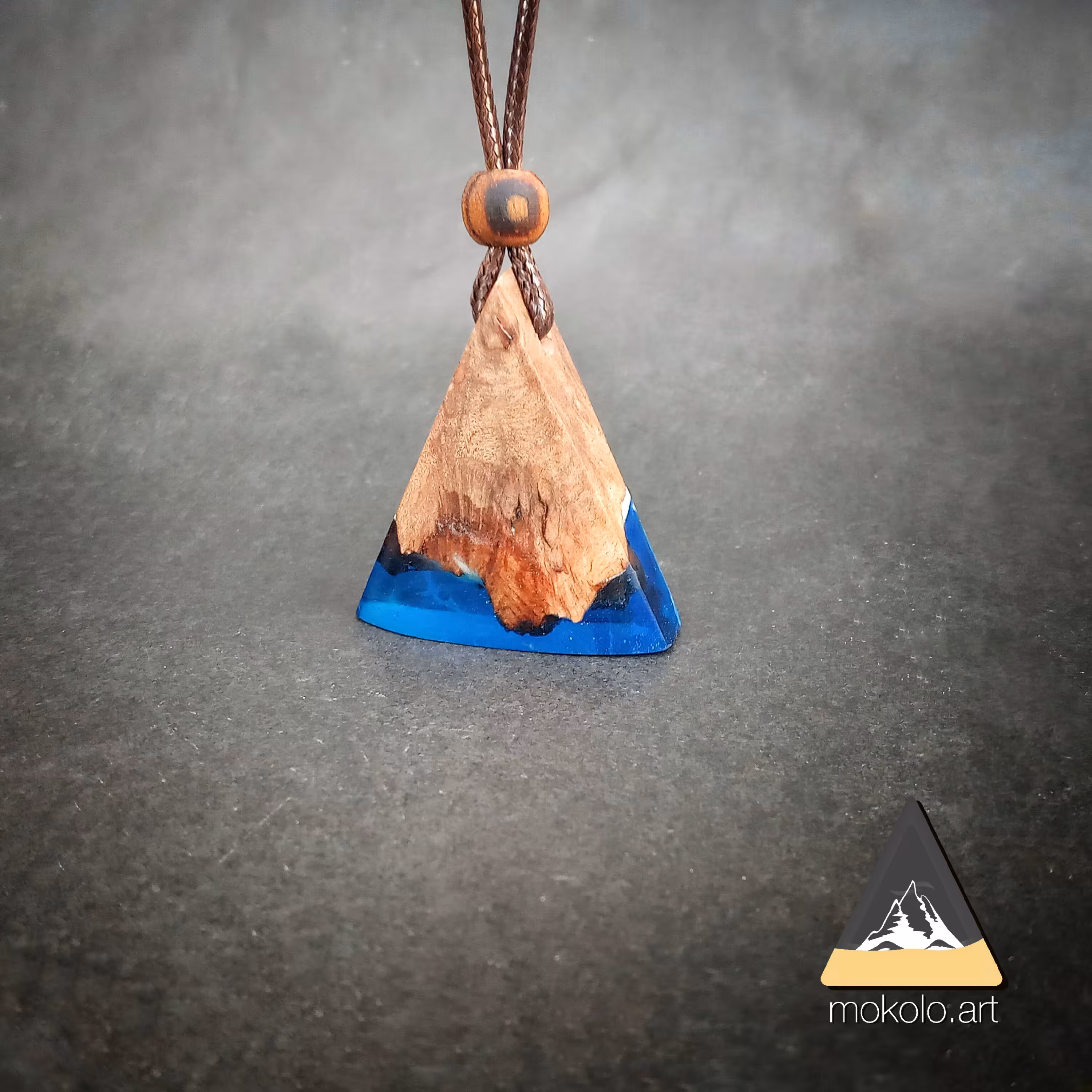 گردنبند چوب و رزین دستساز (طرح مثلث)