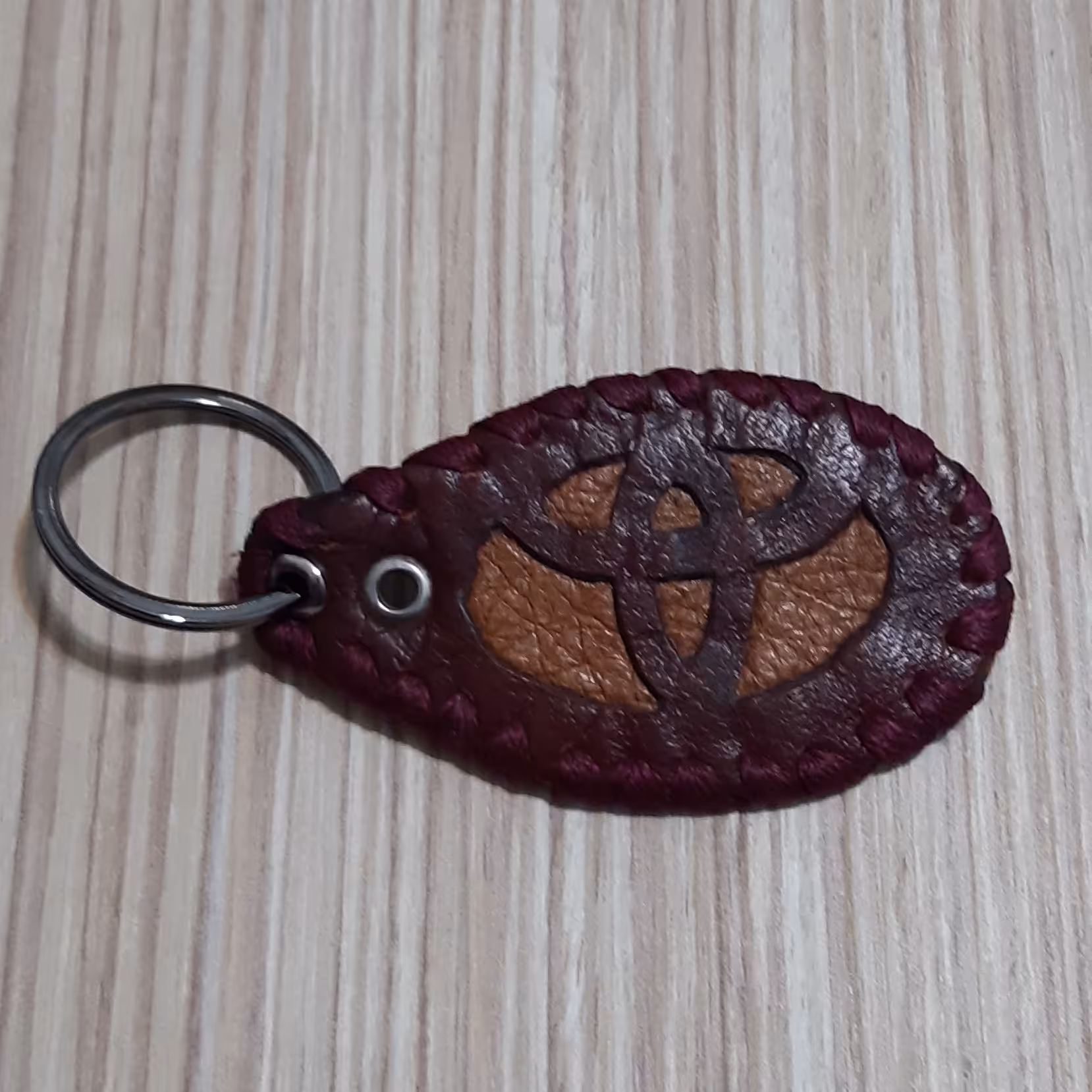 آویزتمام چرم طبیعی تویوتا دستسازودستدوز باحلقه نقره ای