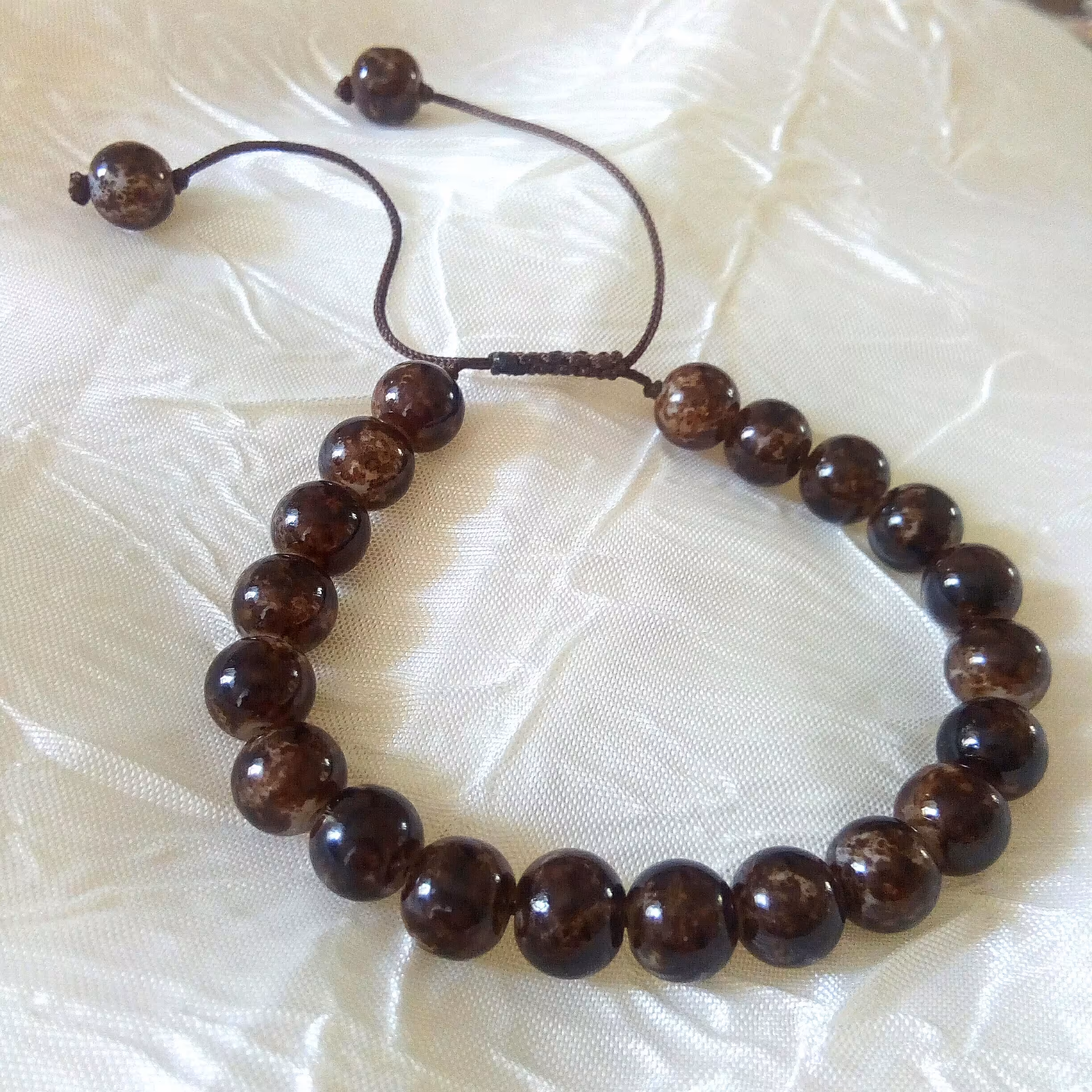 دستبند کشویی مهره‌ای تم قهوه‌ای 