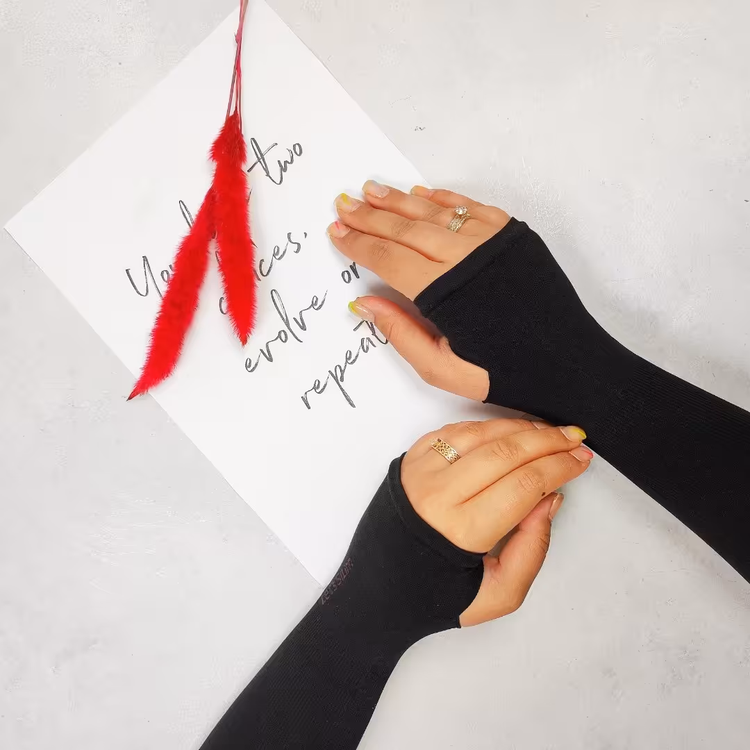 ساق دست ورزشی فینگردار دارای رنگبندی و کیفیت عالی قبل از ثبت موجودی بگیرید