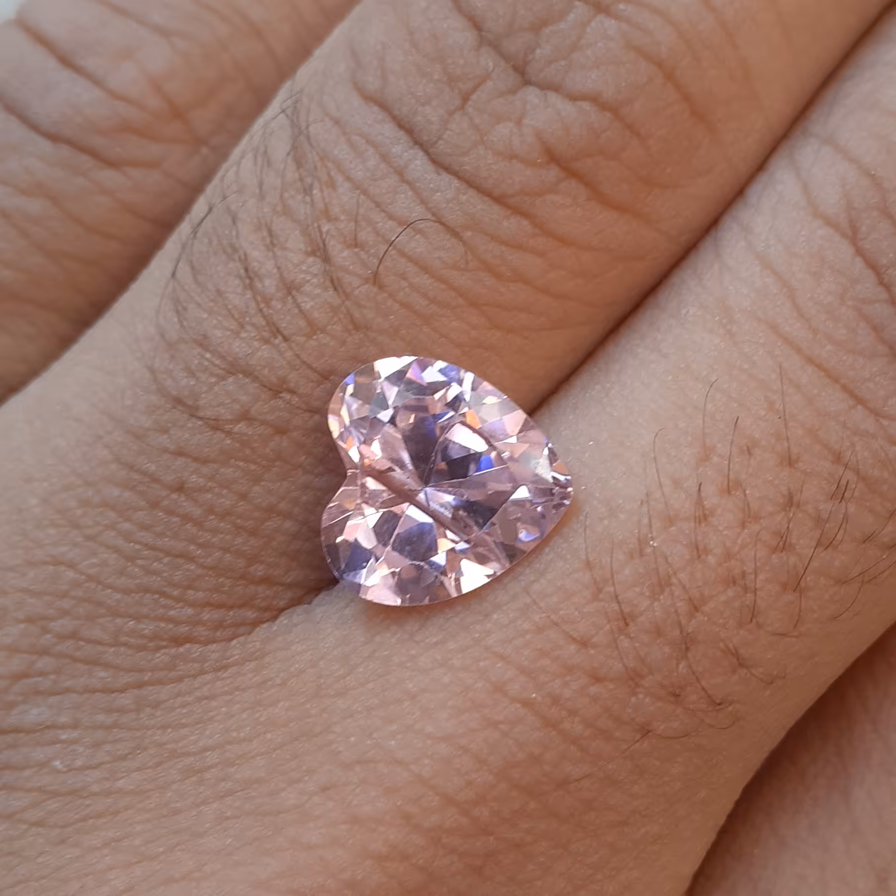 الماس مصنوعی czدرجه یک وارداتی تراش خاص رنگ کمیاب سنگ یه ترک کوچیک داره که جزو خود سنگه ومعلوم نیست