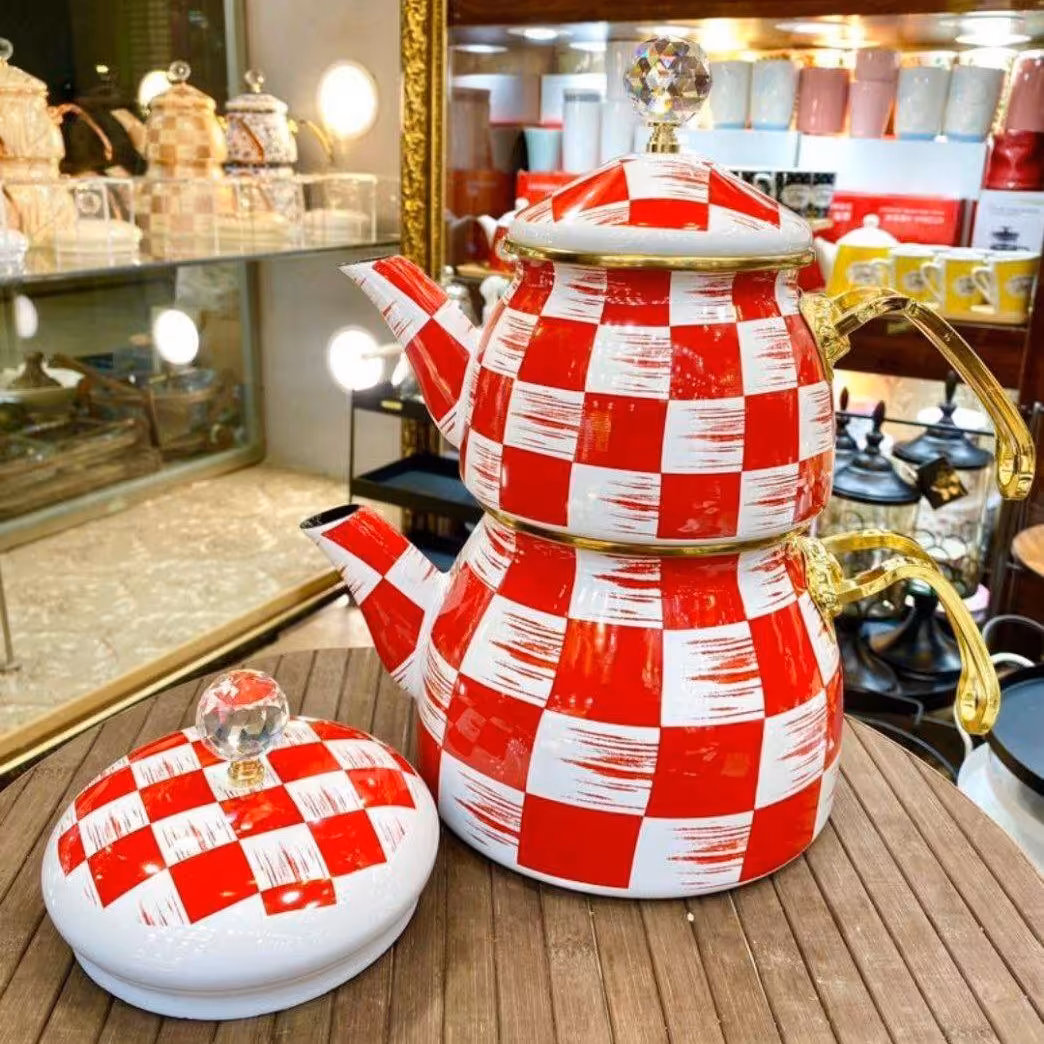 کتری و قوری لعابی سفید قرمز شطرنجی ساخت کشور ترکیه 