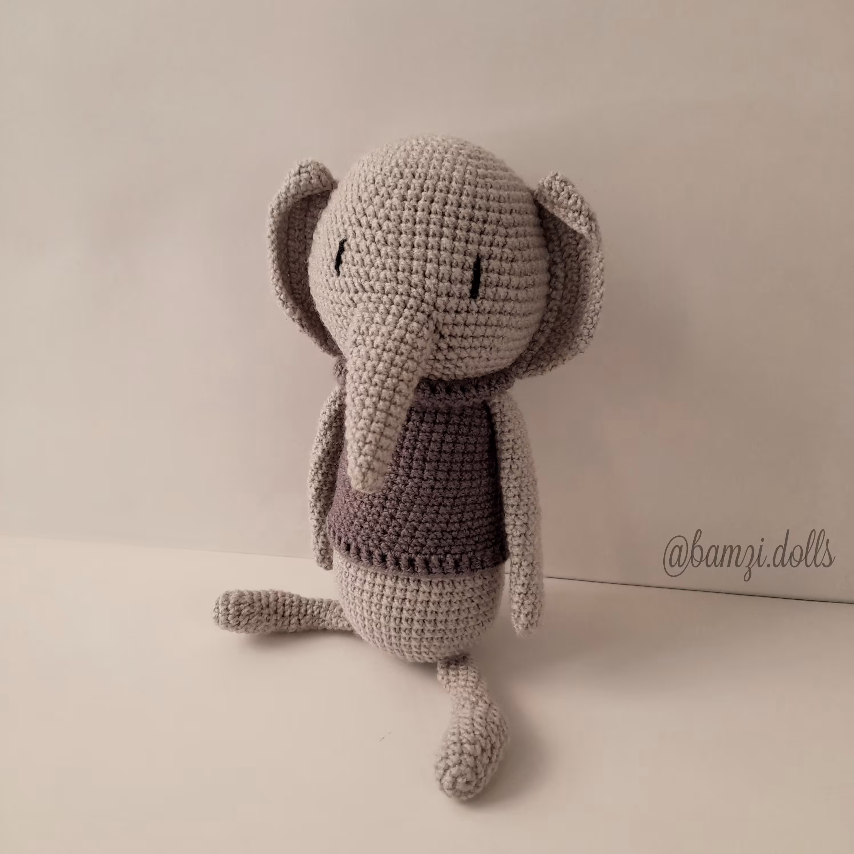 عروسک فیل دستبافت رنگ عروسک طوسی و قد عروسک 23 سانت 