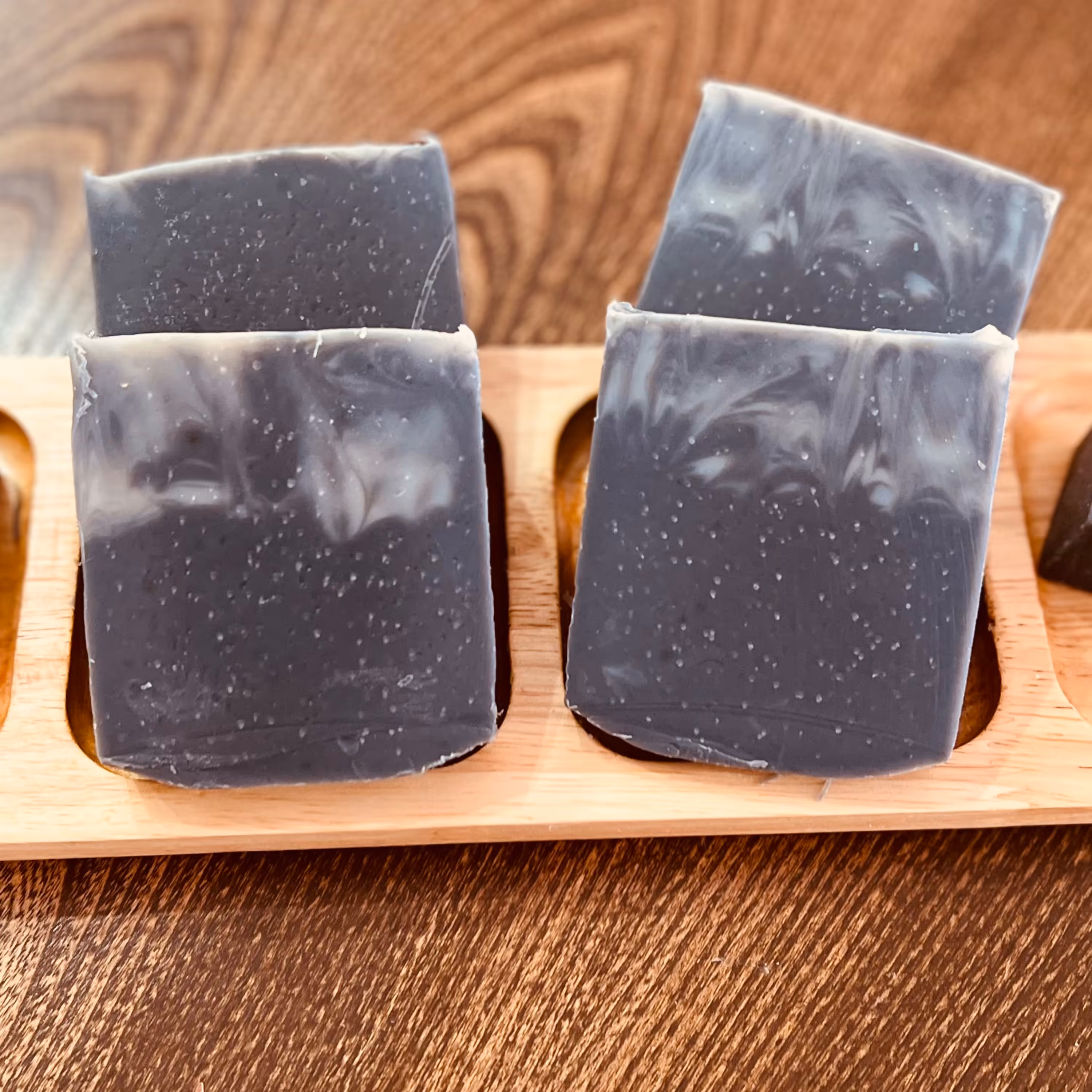 صابون دستساز زغال مناسب پوست چرب و جوش دار . تنظیم چربی پوست