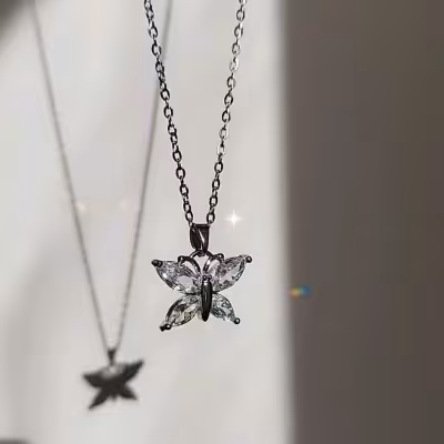 گــــردنبند طرح پروانه