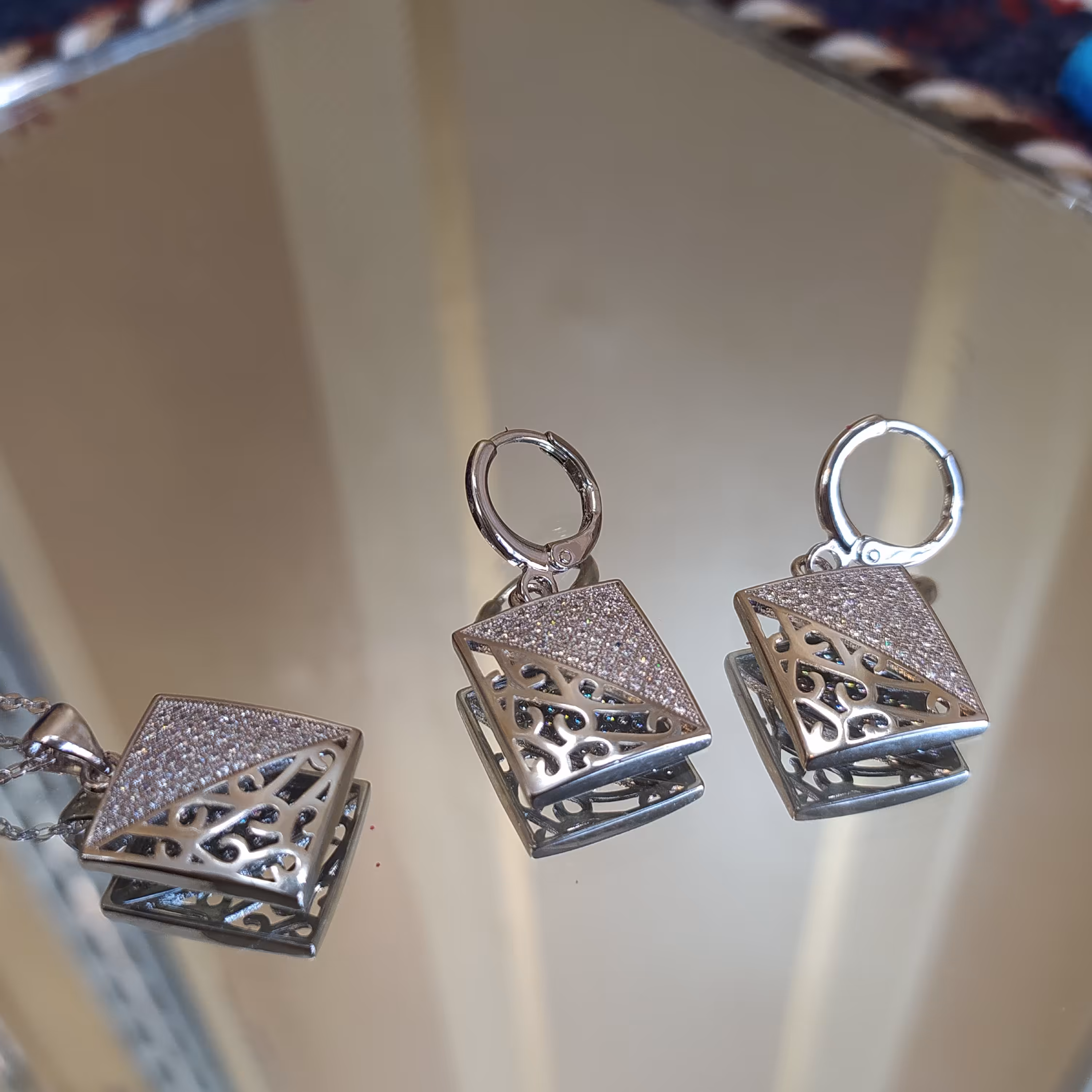 نیم ست برند cm کیفیت فوق العاده با ای کاری قوه مشابه نقره 