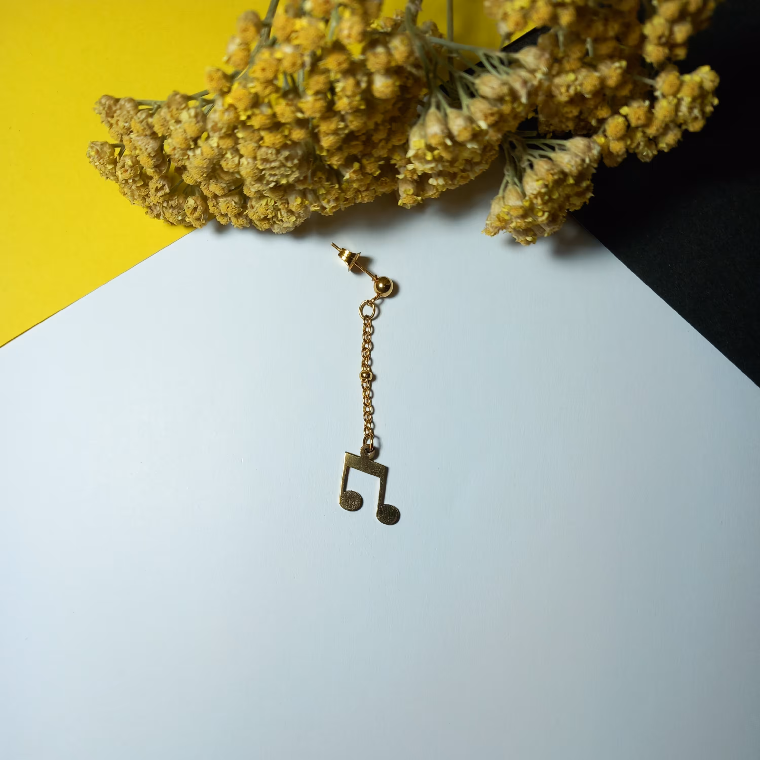 گوشواره تک مدل نت موسیقی طلایی رنگ جنس استیل و رنگ ثابت و ضدحساسیت