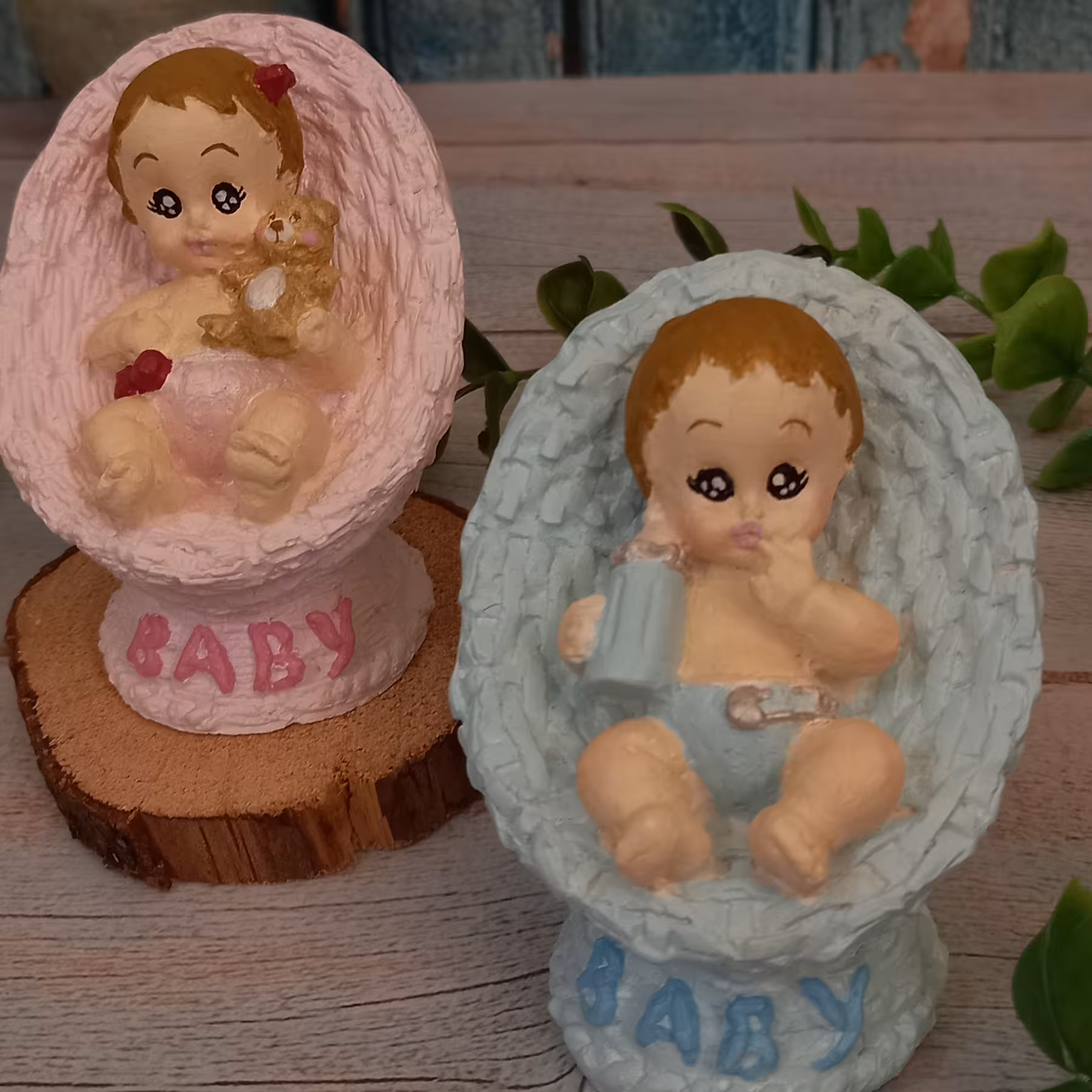 مجسمه نوزاد داخل سبد