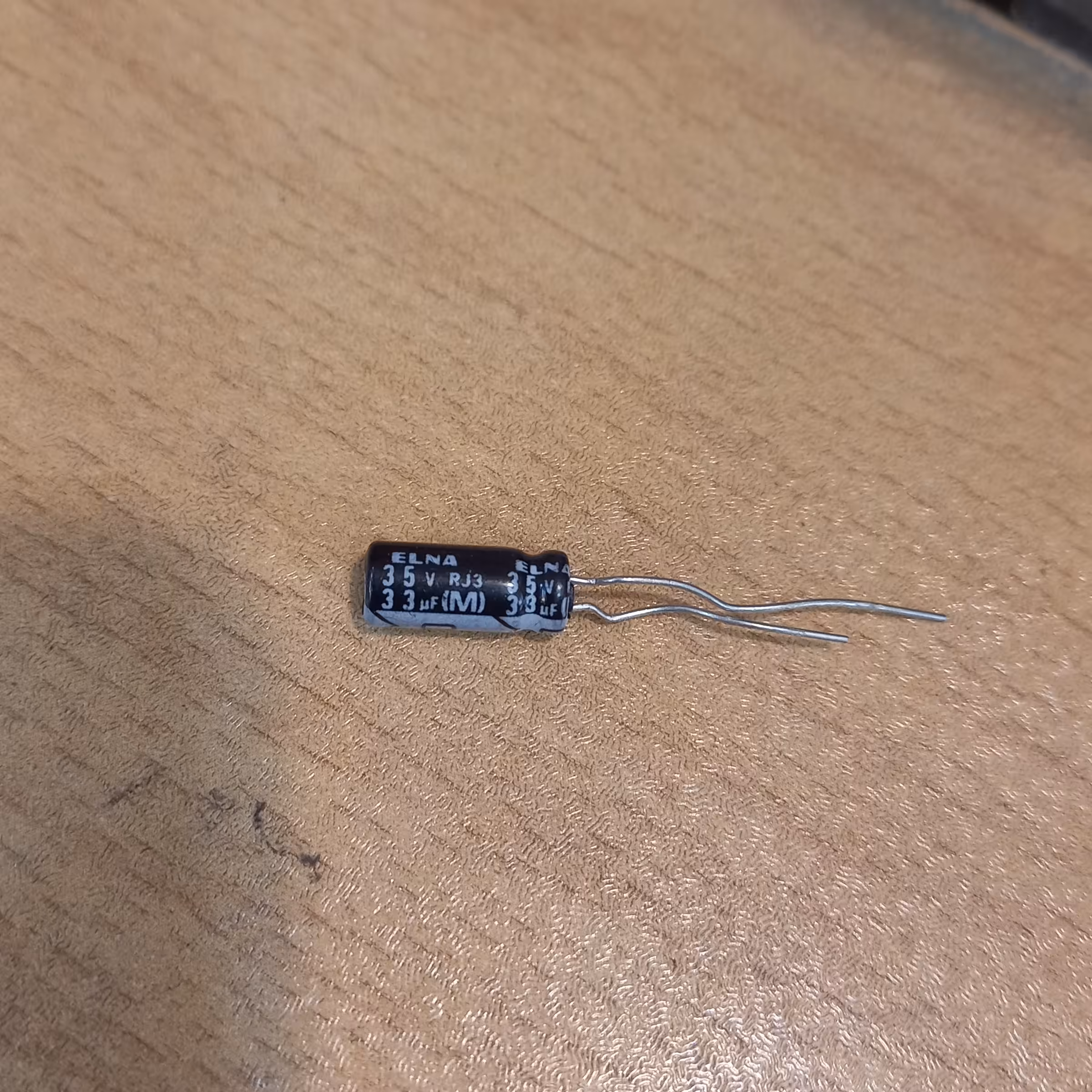 خازن الکترولیت 33 میکرو فاراد 35 ولت  پک بسته 30 عددی کد محصول 59