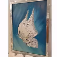 تابلو آینه کاری پروانه  با ابعاد 50  در 70 کار شده با دست قاب pvc با آینه تراش خورده.پس کرایه وهزینه ارسال در زمان تحویل