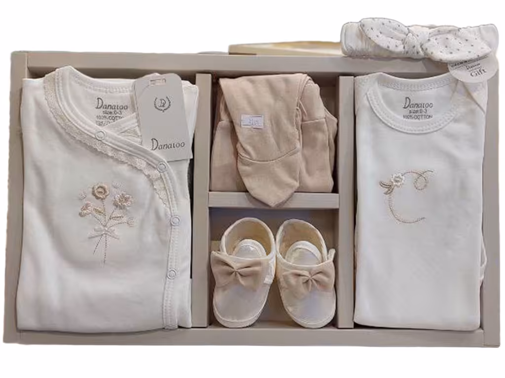 ست بیمارستانی 9 تکه نوزادی طرح گلدوزی شده گل دانالو Danaloo