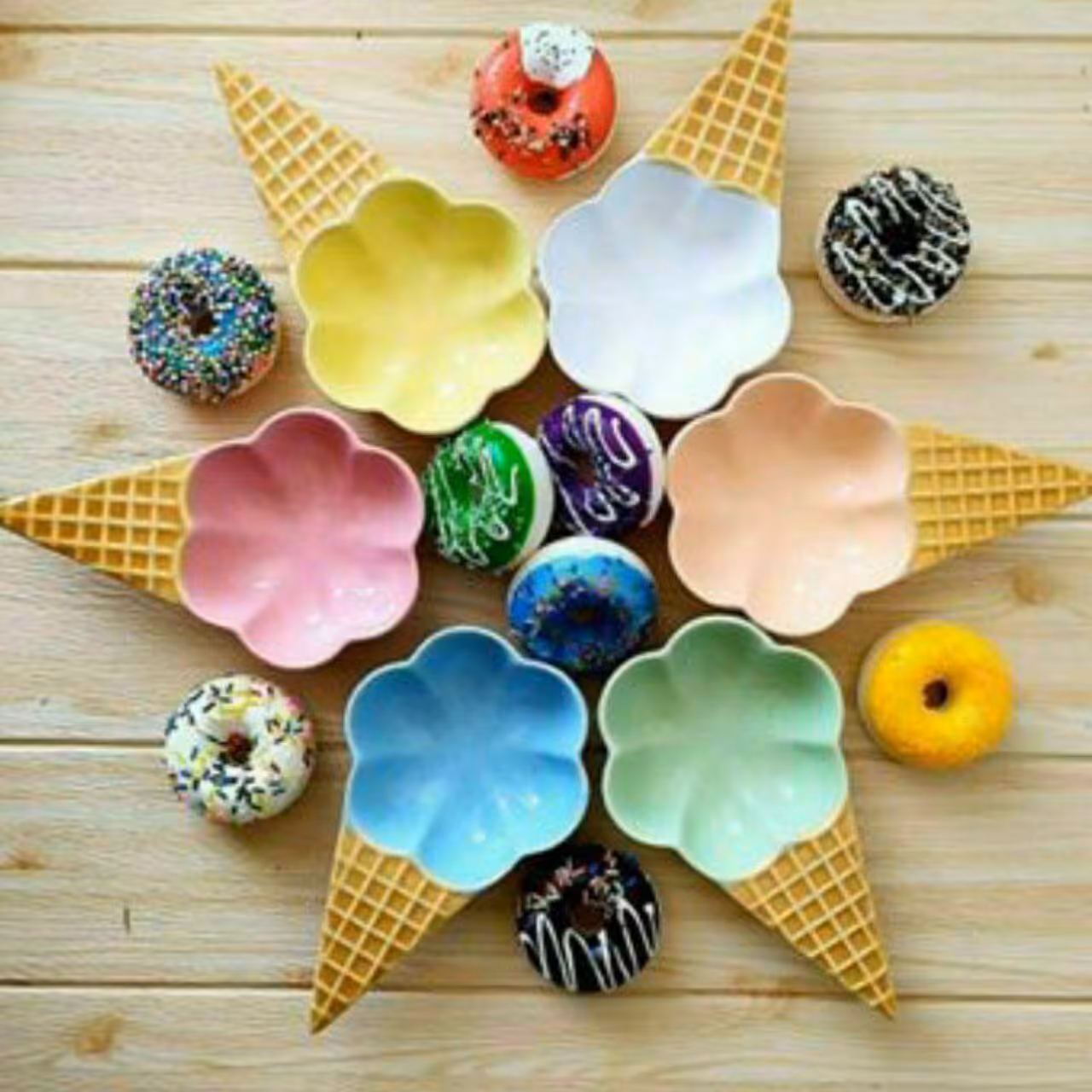 بستنی خوری (طرح قیفی) رنگی ، هرپک دارای 6 رنگ می باشد.