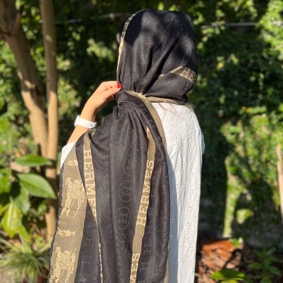 شال مشکی طلایی هرمس