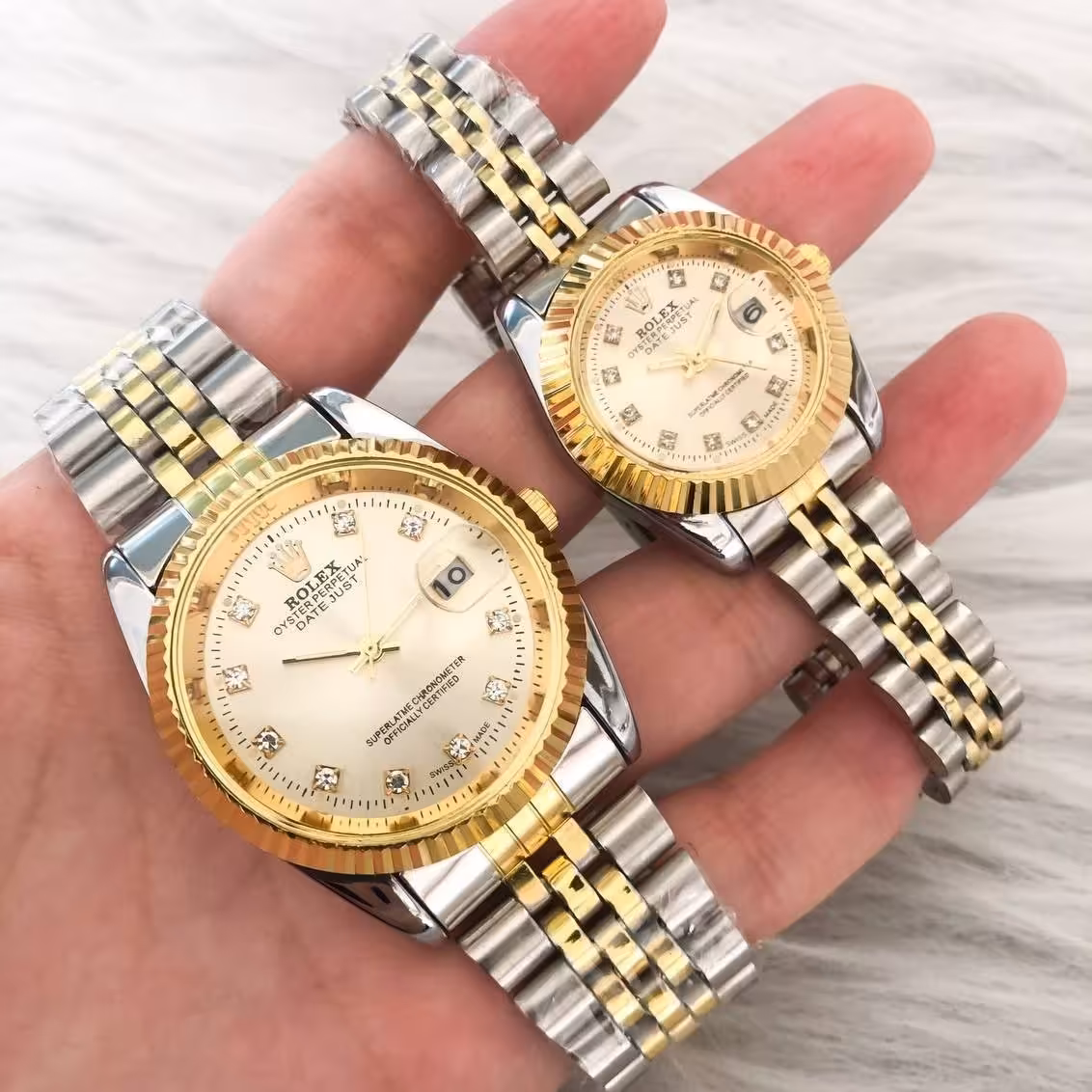 ست ساعت رولکس بنداستیل دورنگ نقره ای طلایی صفحه طلایی شیشه ذره بینی
کیفیت عالی تقویم دار ارسال رایگان