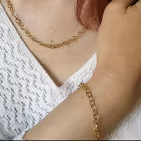 نیمست گردنی و دستبند (شیک و ظریف) استیل و رنگ ثابت و طلایی بلندی آوییز گردنی 50 سانت دقیقا مانند طلا شفاف و براق هست