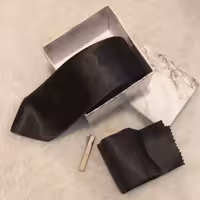 پک کراوات شامل کراوات و گیرکراوات و دستمال جیب و جعبه کادویی